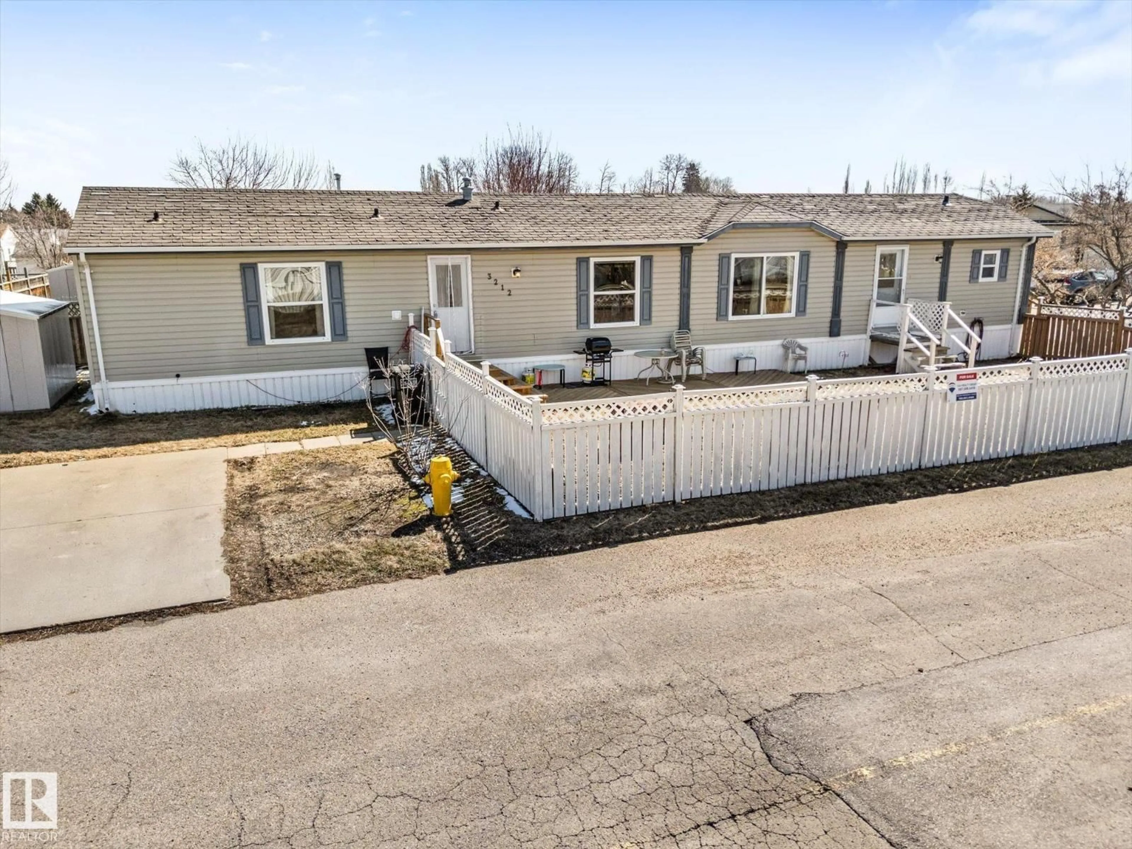 A pic from outside/outdoor area/front of a property/back of a property/a pic from drone, street for 3212 LAKEWOOD CL, Edmonton Alberta T5S2R8