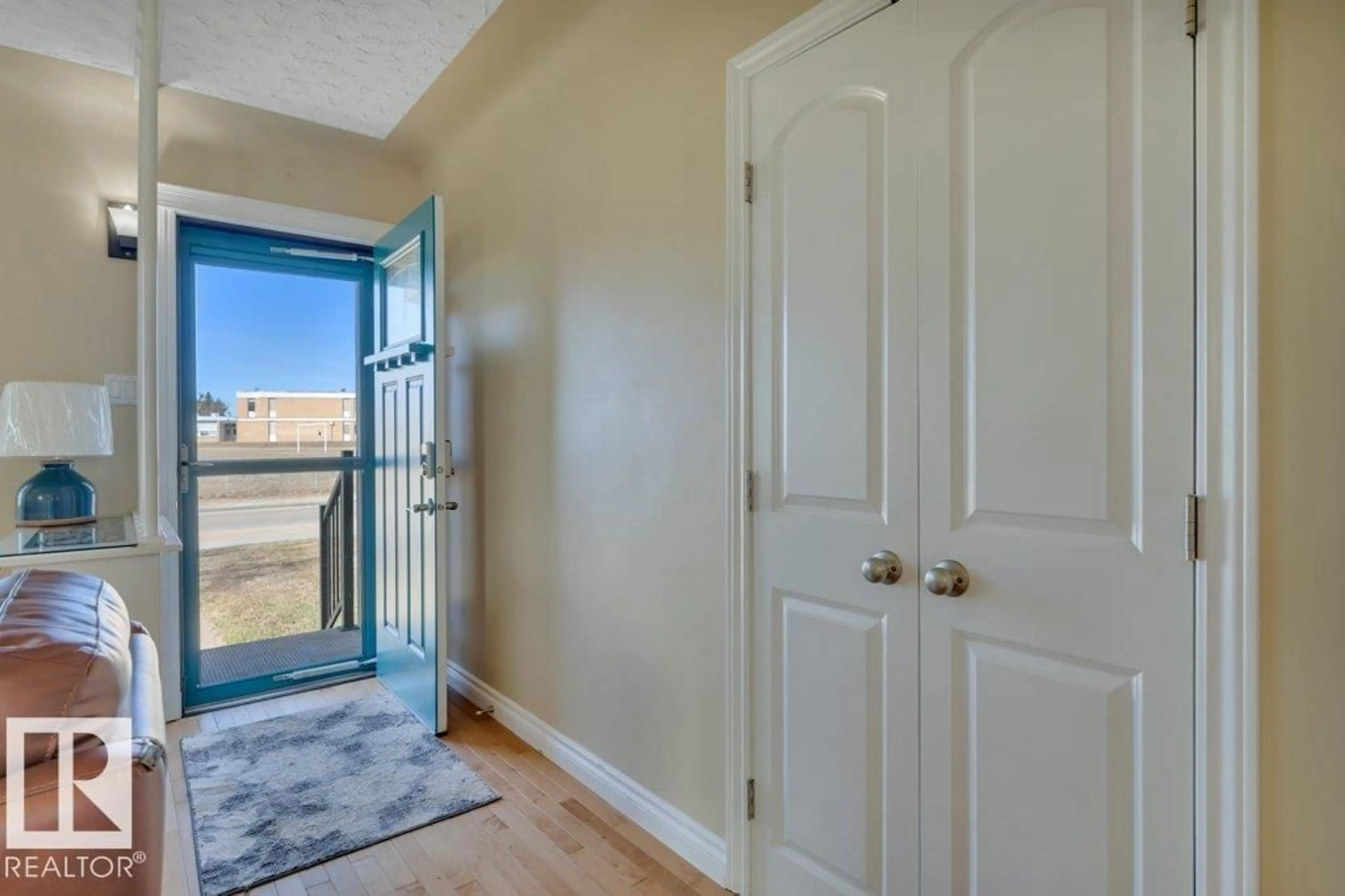 Indoor entryway for 10633 ST GABRIEL SCHOOL RD, Edmonton Alberta T6A3S4