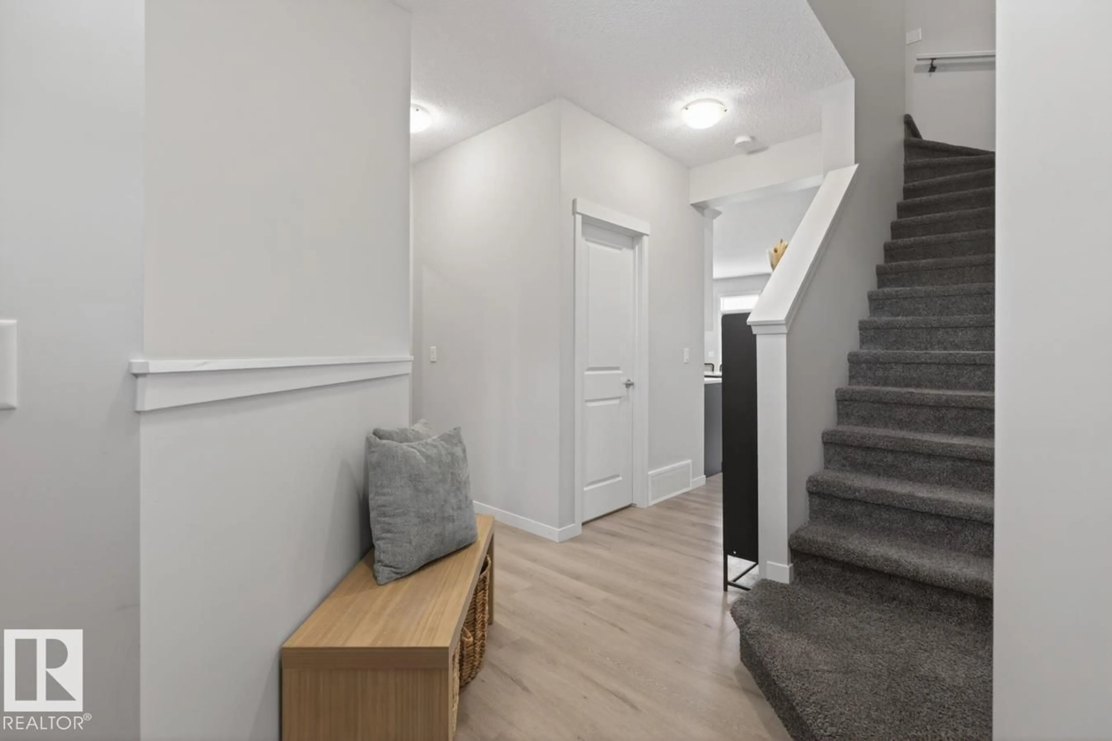 Indoor entryway for 17032 64 ST, Edmonton Alberta T5Y3P9