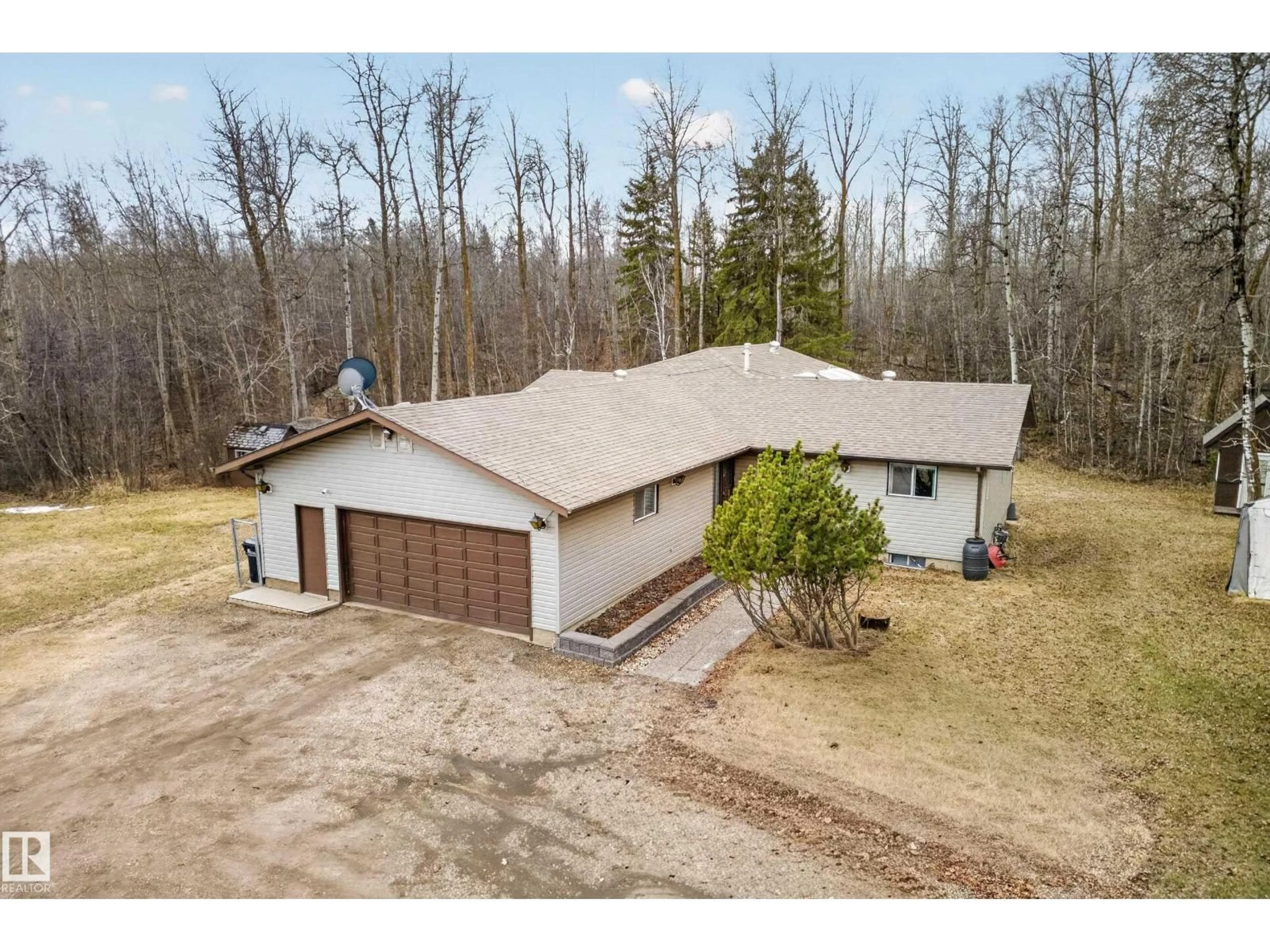 A pic from outside/outdoor area/front of a property/back of a property/a pic from drone, unknown for 51112 - 337 RGE ROAD 222, Rural Strathcona County Alberta T8G1G9