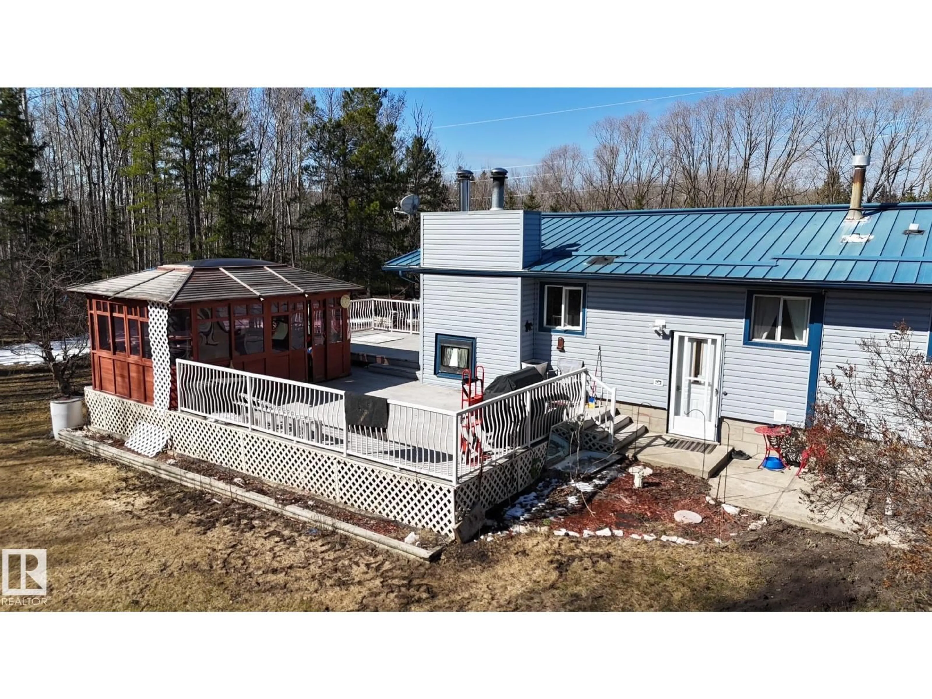 A pic from outside/outdoor area/front of a property/back of a property/a pic from drone, building for 49501 HWY 22, Rural Brazeau County Alberta T0E1Z0