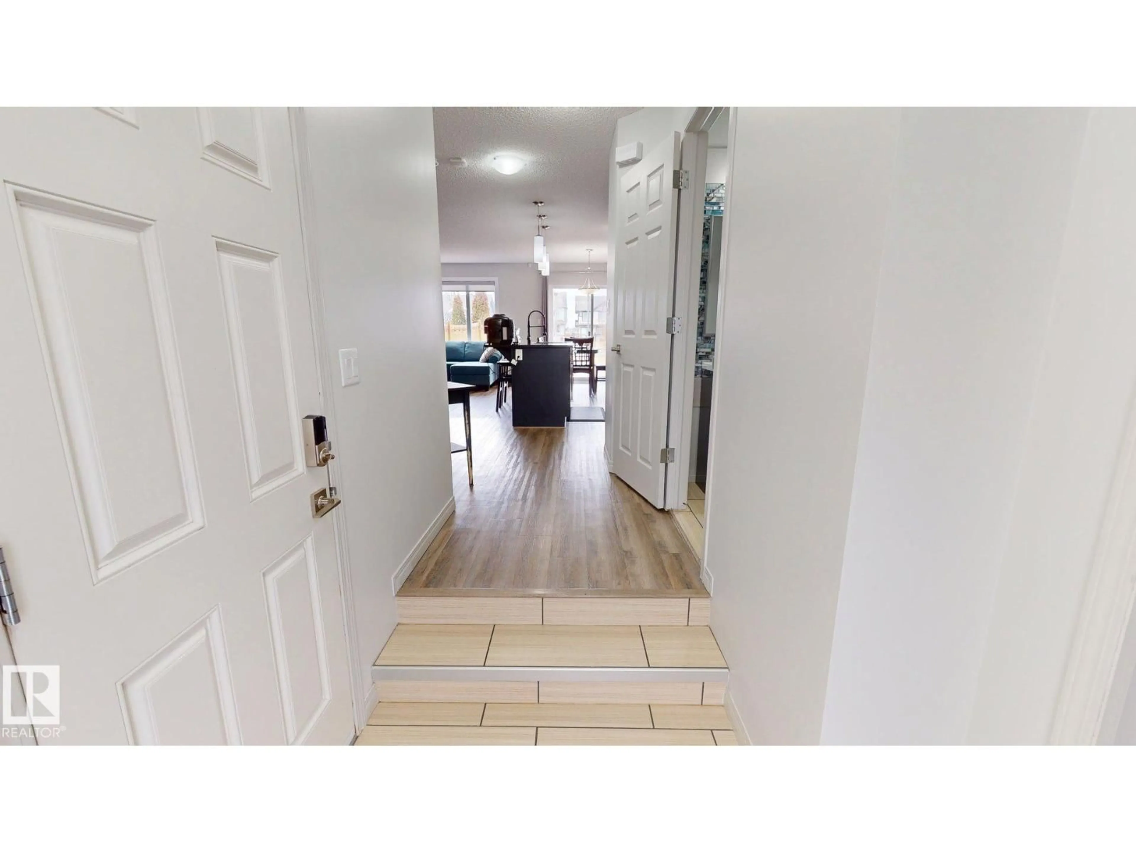 Indoor entryway for 1640 CHAPMAN WY, Edmonton Alberta T6W0Y5
