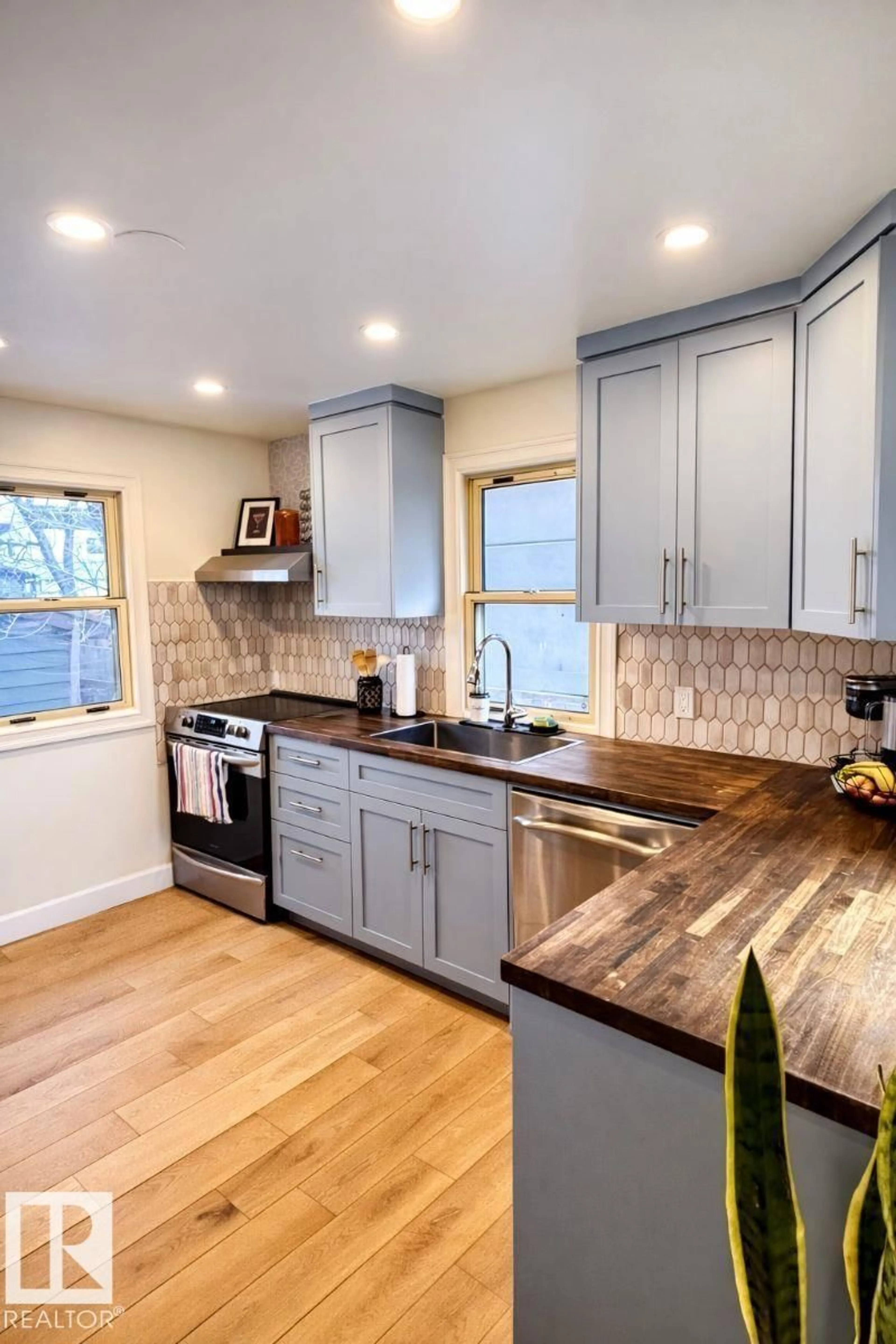 Contemporary kitchen, wood/laminate floor for 14520 104 AV, Edmonton Alberta T5N0X2
