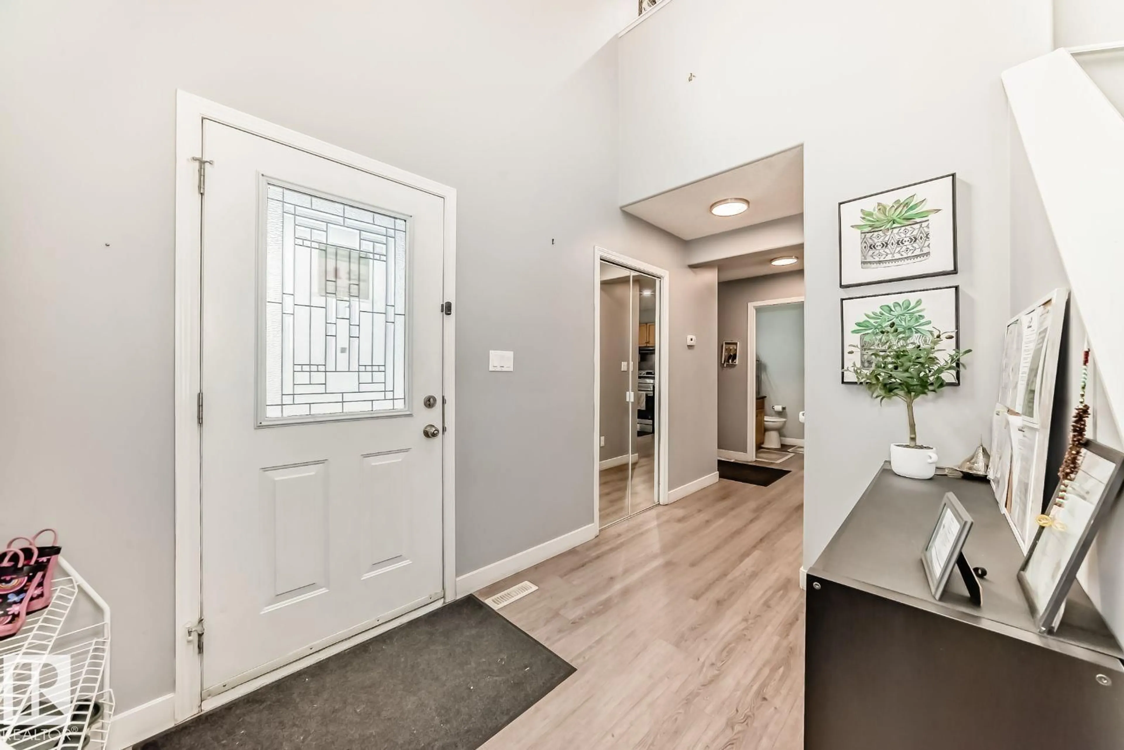 Indoor entryway for 715 HUDSON PL, Edmonton Alberta T6V1W6