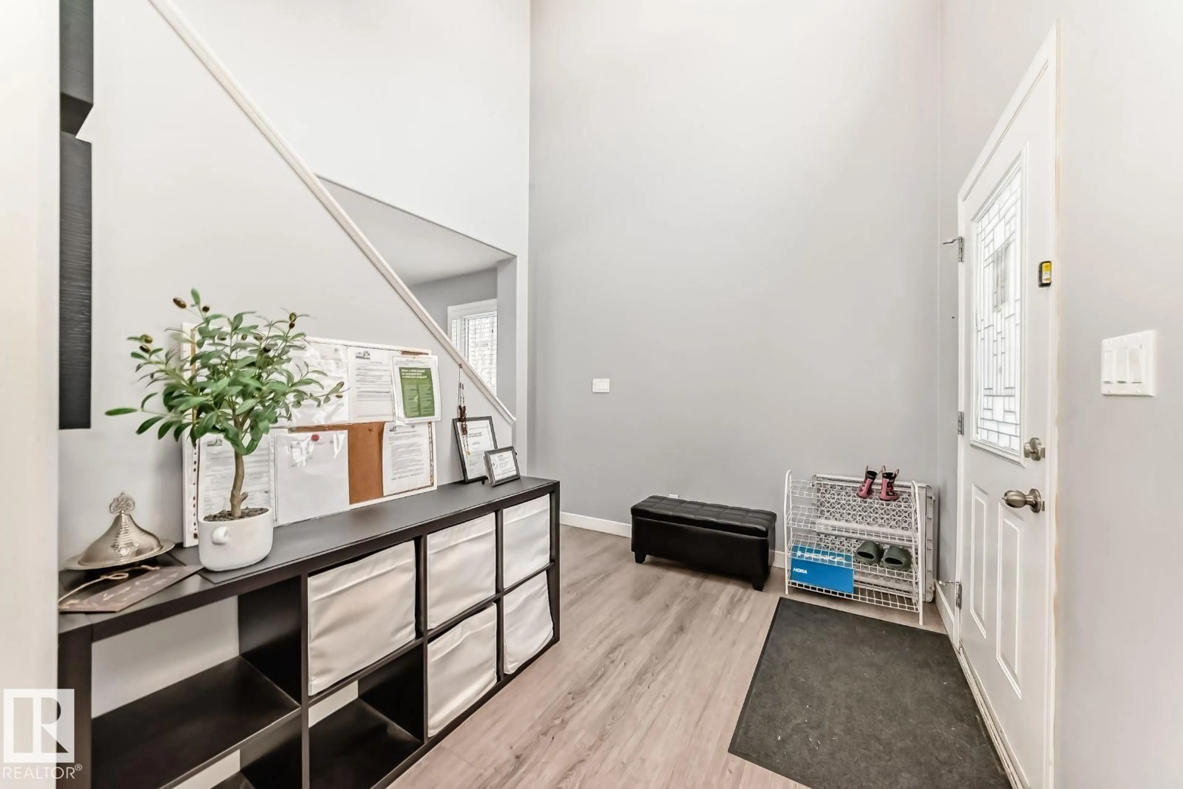 Indoor entryway for 715 HUDSON PL, Edmonton Alberta T6V1W6