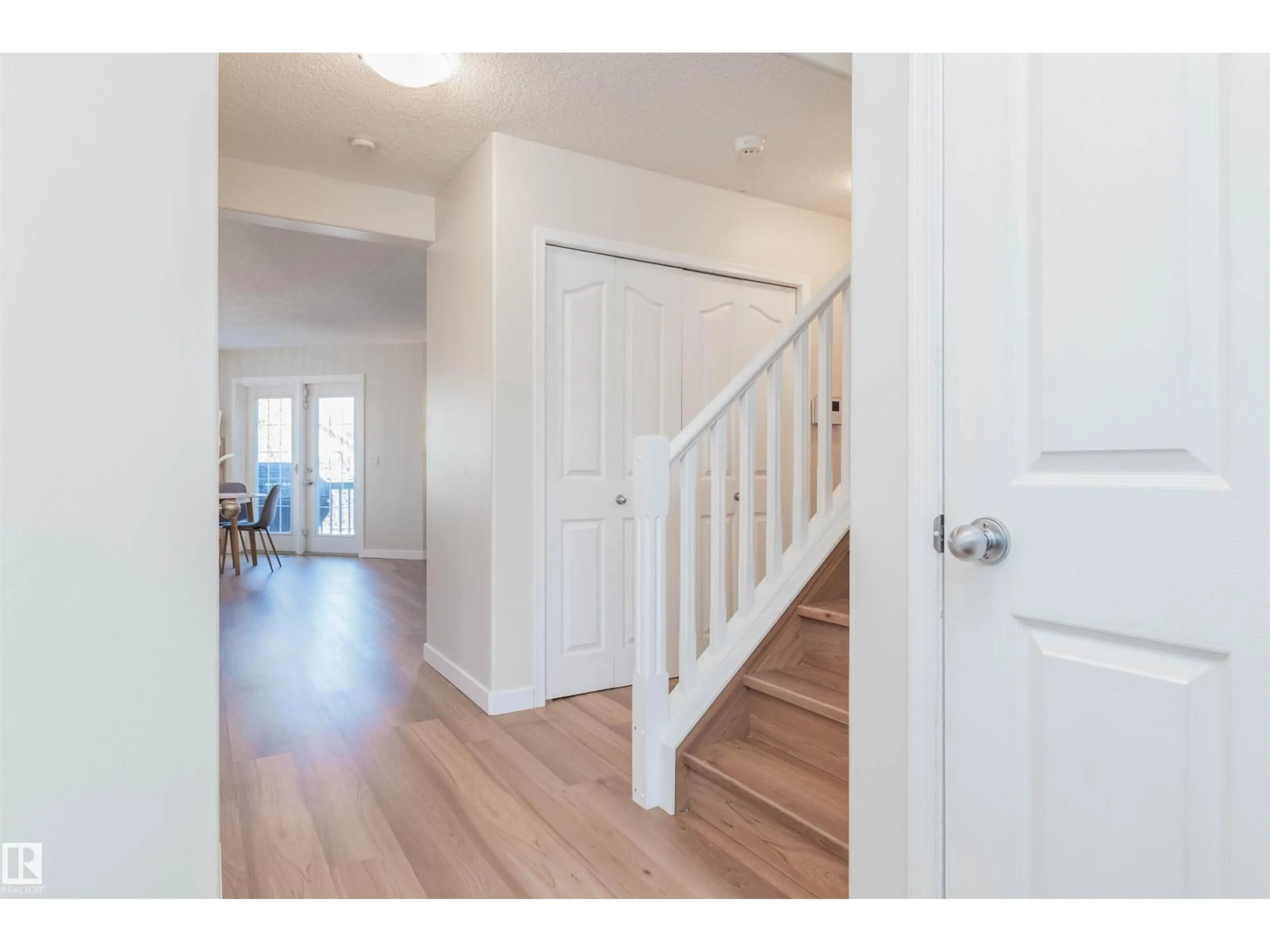 Indoor entryway for 91 APPLETON CR, Sherwood Park Alberta T8H0A4