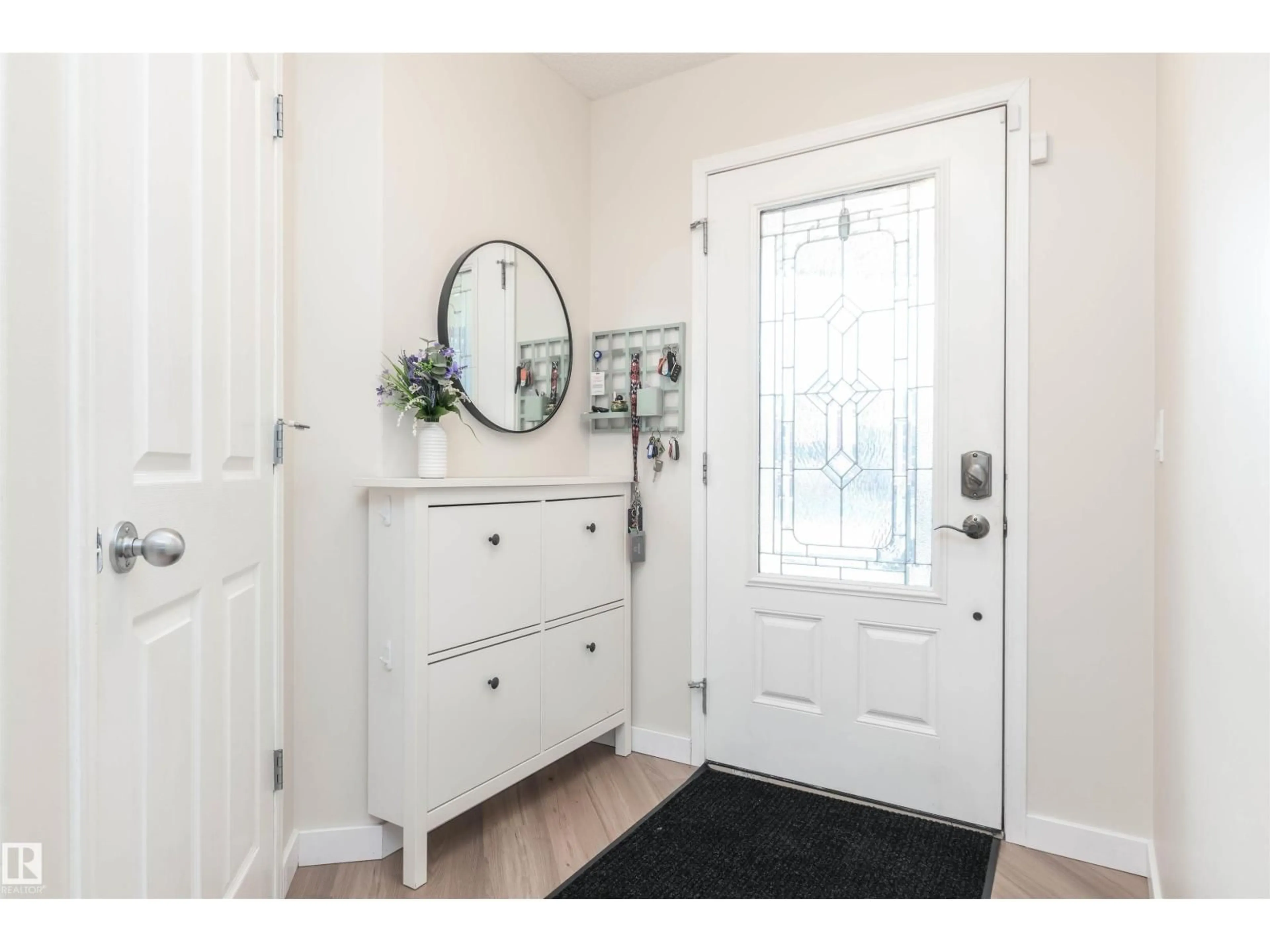 Indoor entryway for 91 APPLETON CR, Sherwood Park Alberta T8H0A4