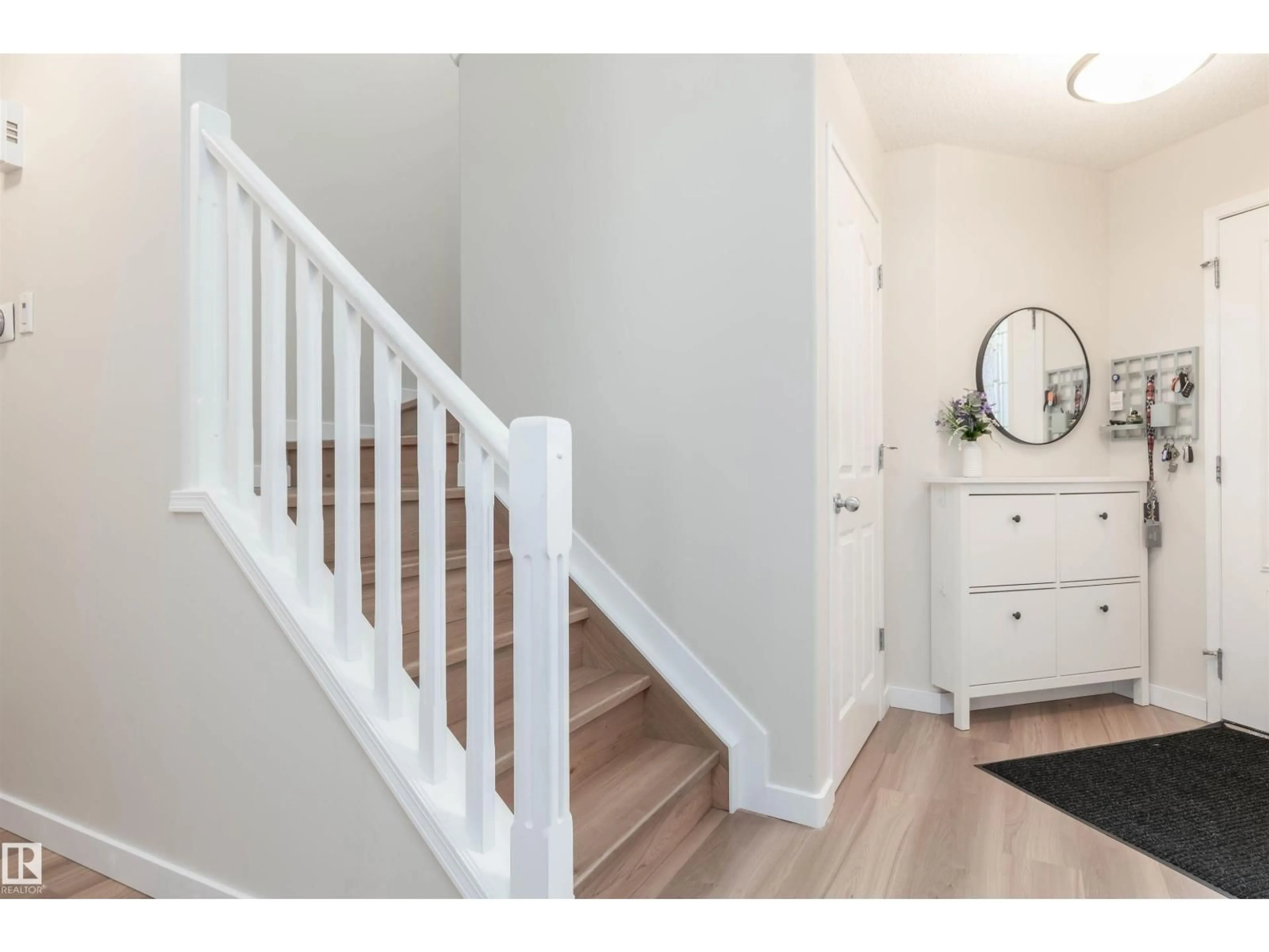 Indoor entryway for 91 APPLETON CR, Sherwood Park Alberta T8H0A4