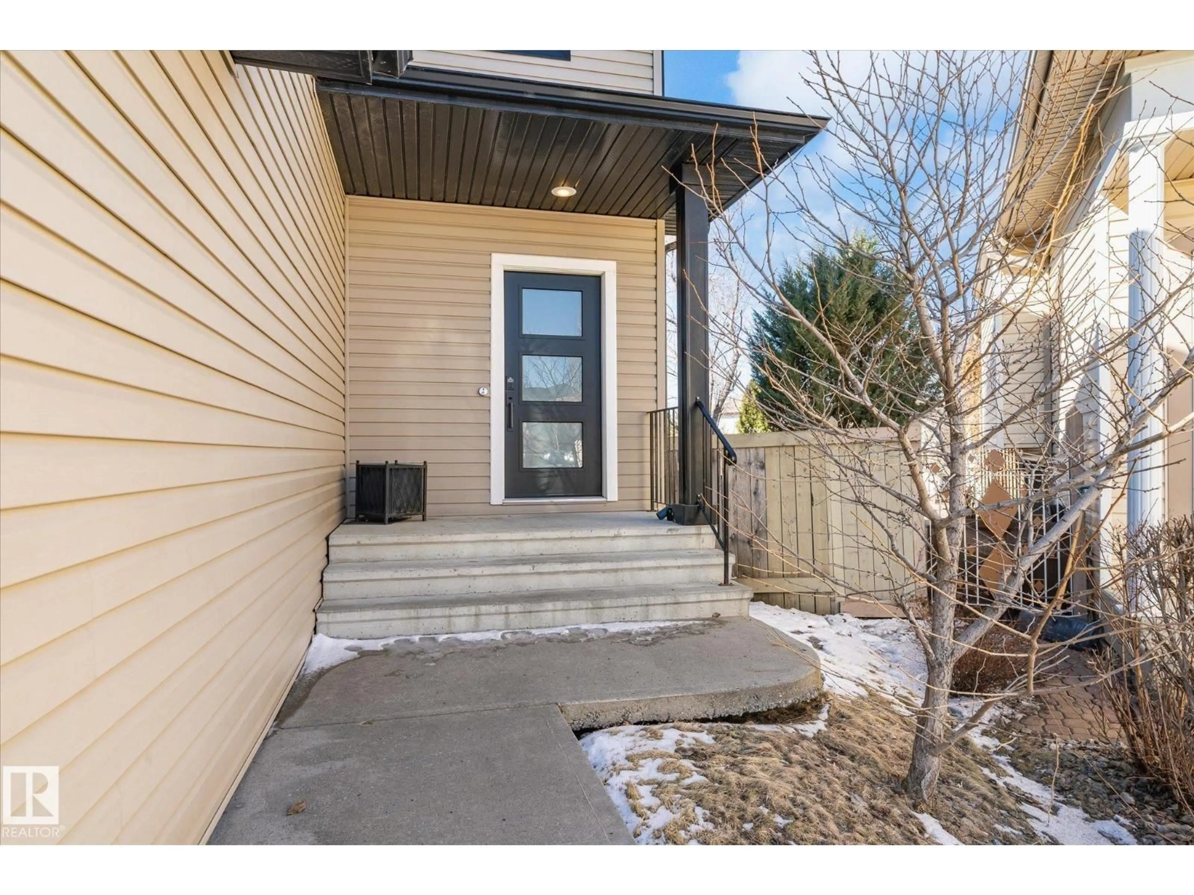 Indoor entryway for 8027 3 AV SW, Edmonton Alberta T6X1K6