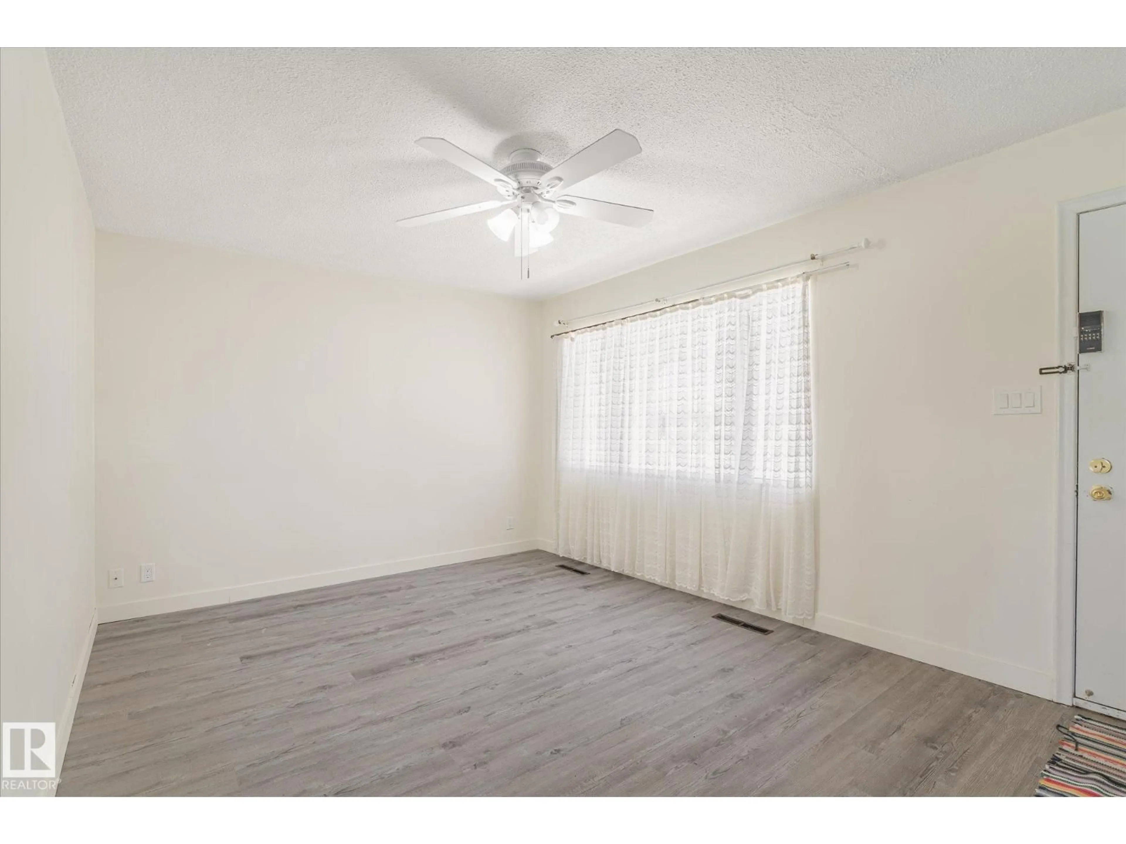 A pic of a room for 10531 128 AV, Edmonton Alberta T5E0J2