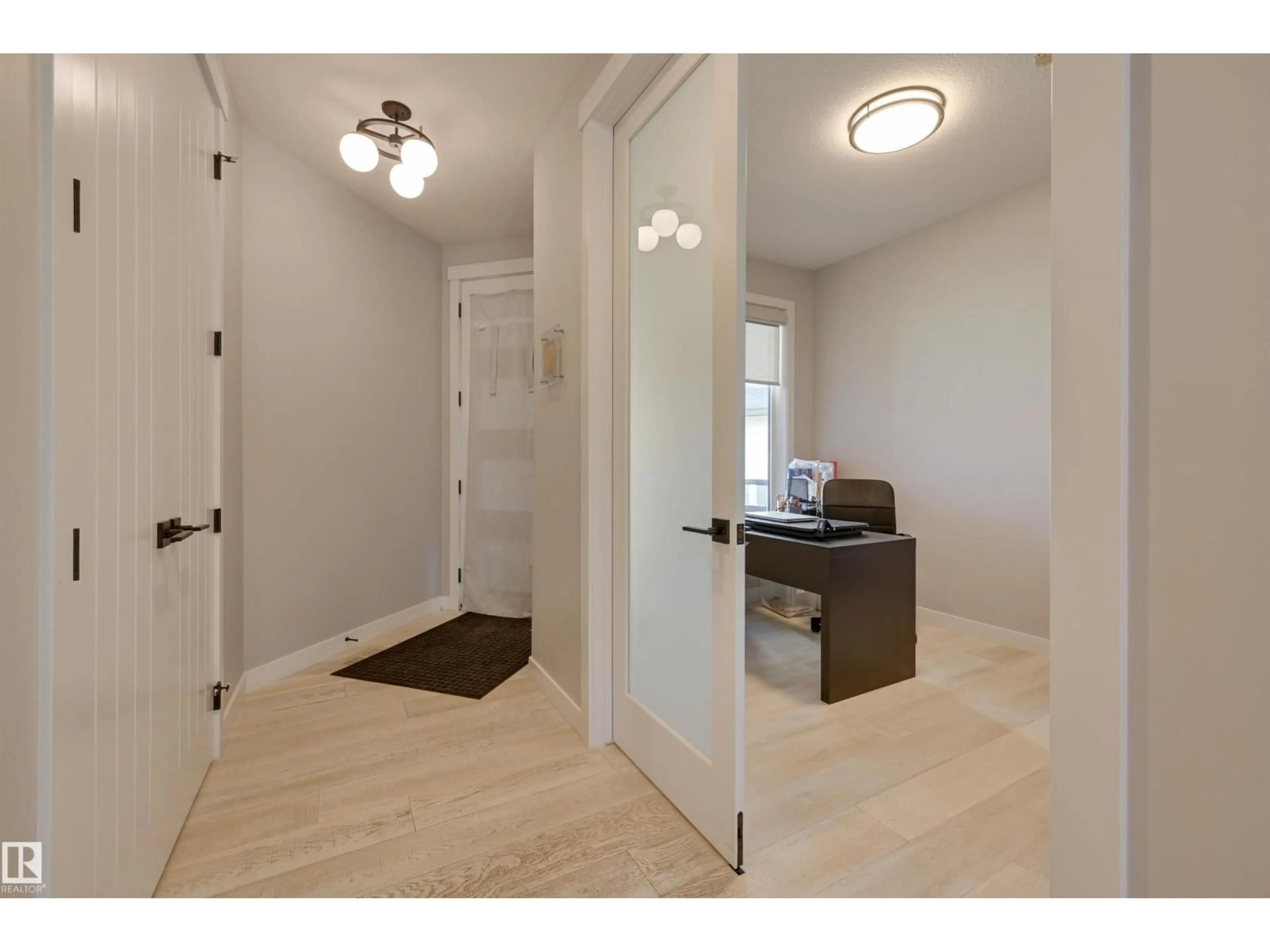 Indoor entryway for 550 EAGLESON WD, Edmonton Alberta T6M0Y4