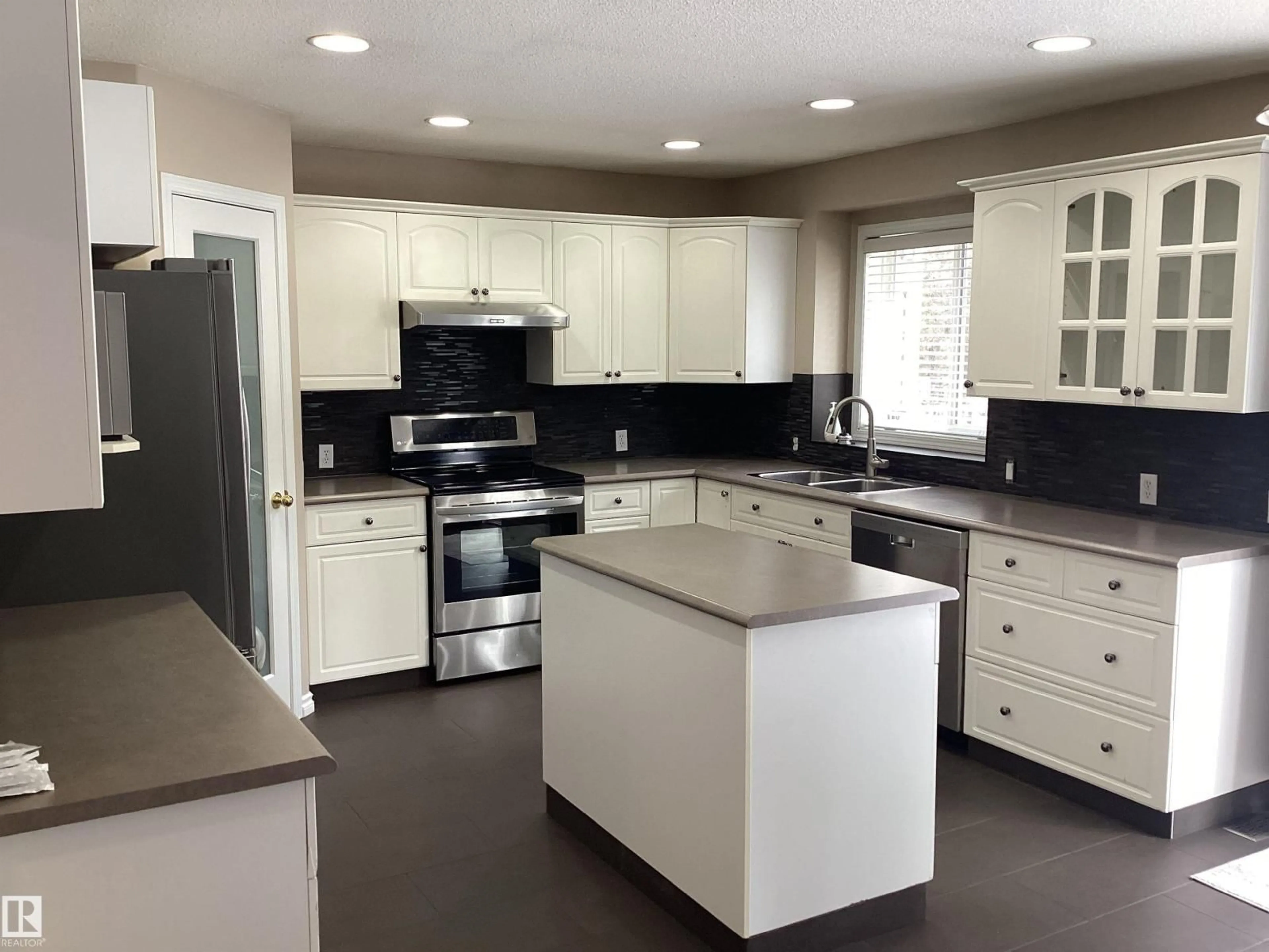 Open concept kitchen, ceramic/tile floor for 54 LEONARD DRIVE, St. Albert Alberta T8N6T3