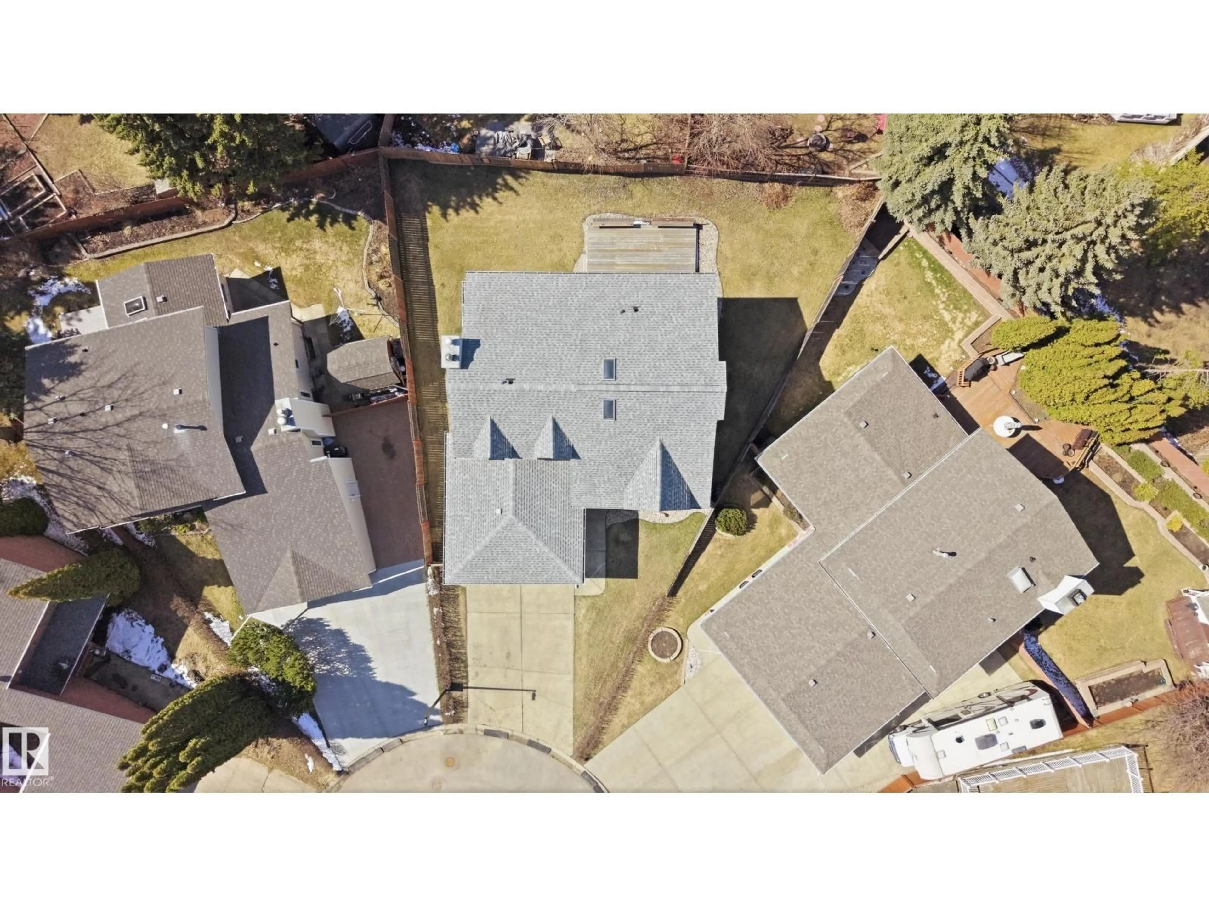 A pic from outside/outdoor area/front of a property/back of a property/a pic from drone, street for 394 WALKER RD, Edmonton Alberta T5T2X2