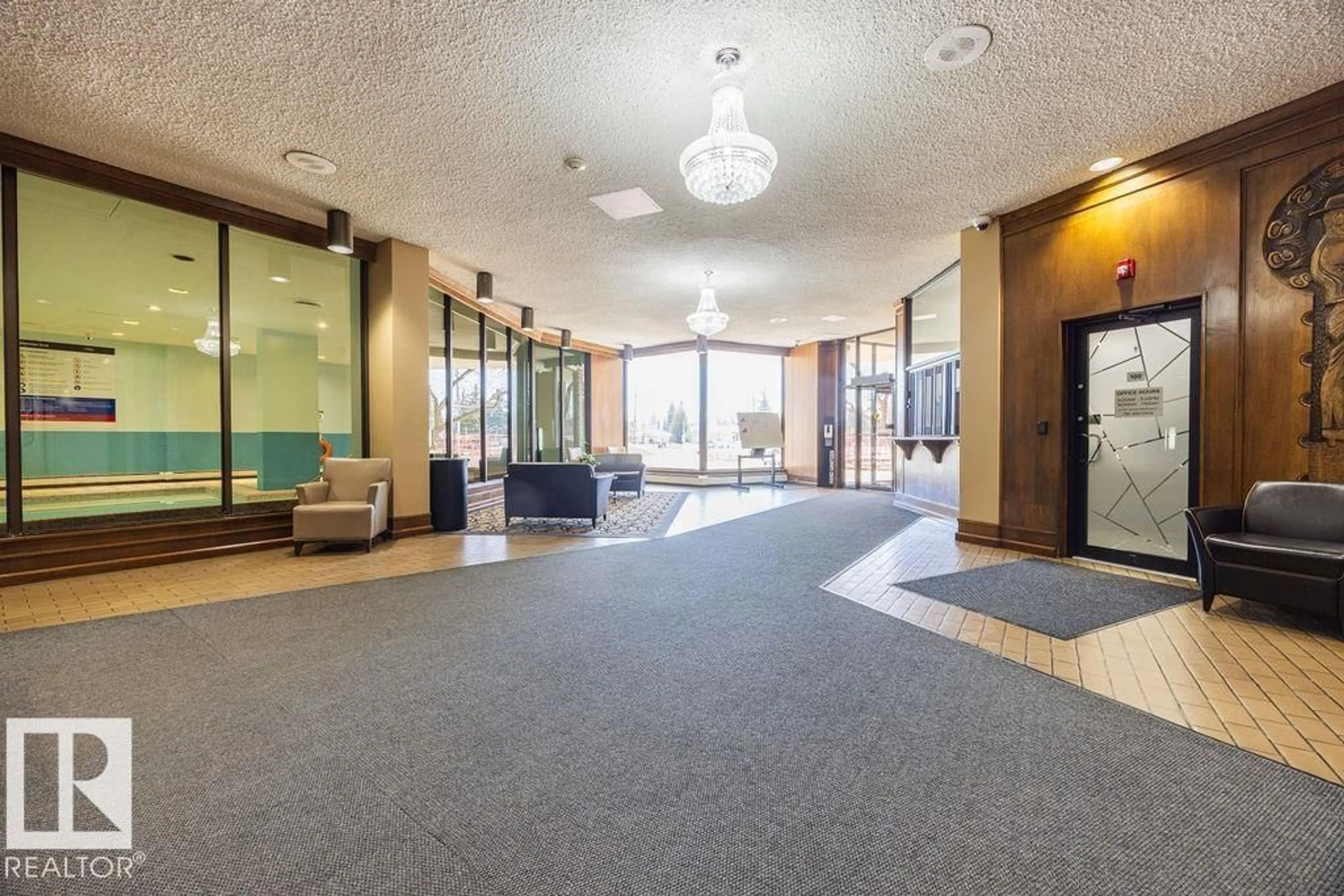 Indoor foyer for 1702 STONY PLAIN RD, Edmonton Alberta T5N3R2