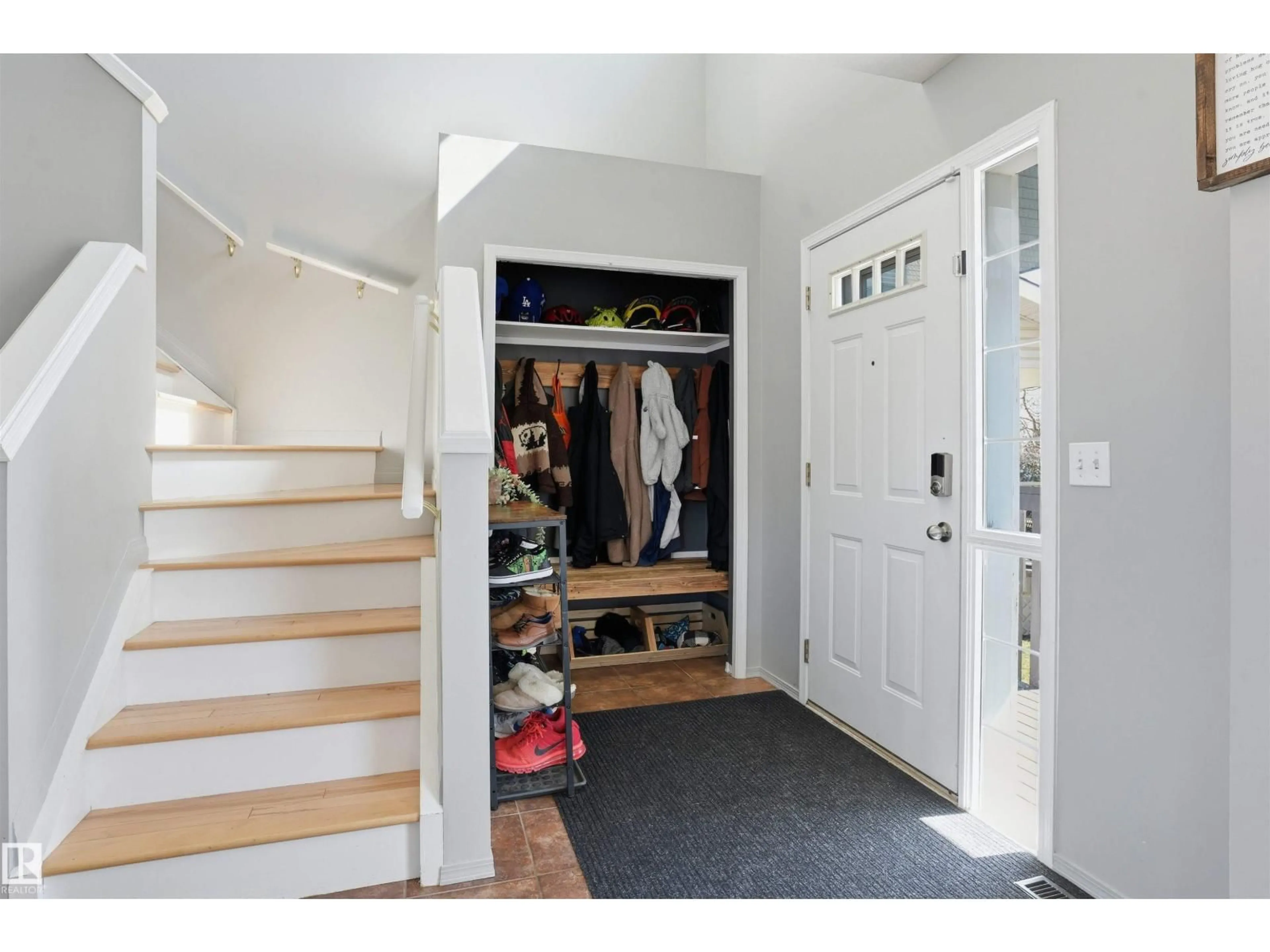 Indoor entryway for 112 BROOKVIEW WY, Stony Plain Alberta T7Z2X6