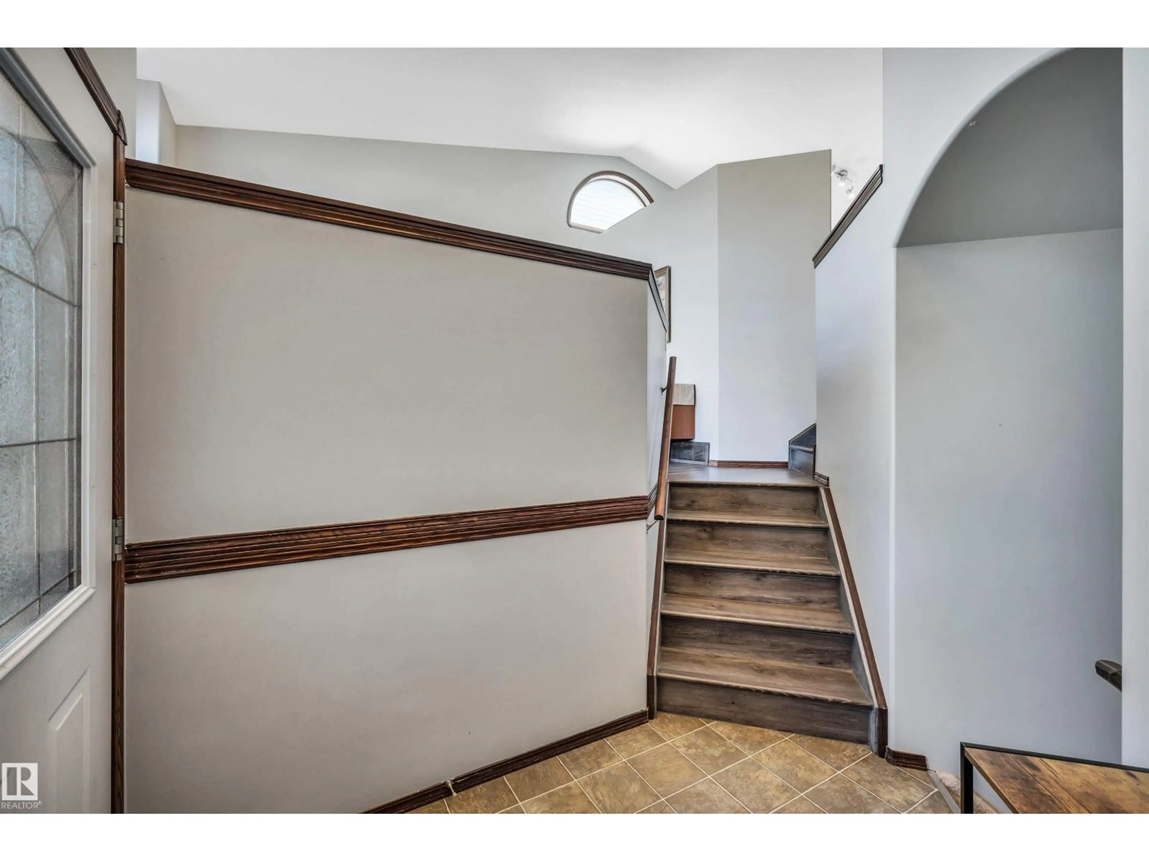Indoor foyer for 4 BIRCHMONT DR, Leduc Alberta T9E8G8