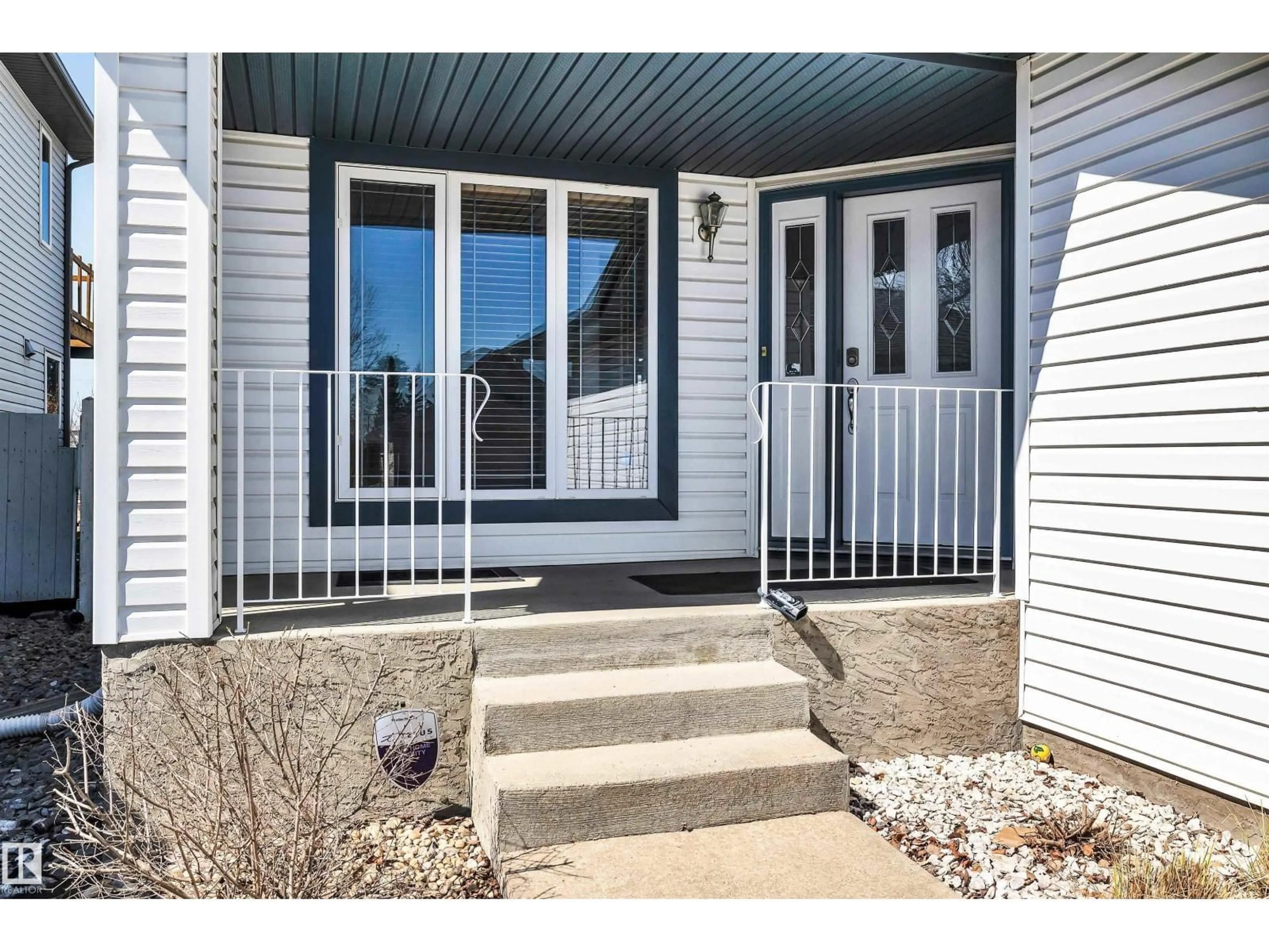 Indoor entryway for 1229 ORMSBY LN, Edmonton Alberta T5T6R2