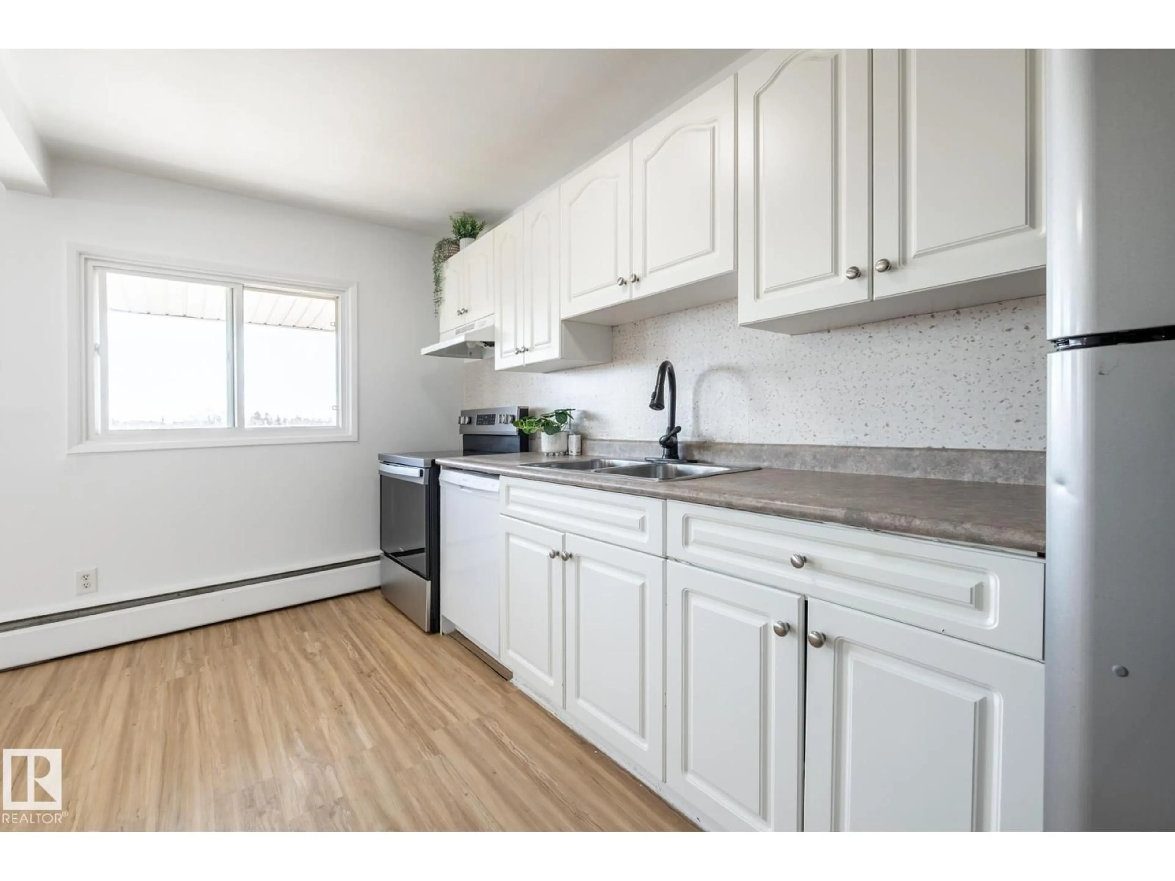 Standard kitchen, wood/laminate floor for 502D - 2908 116A AV, Edmonton Alberta T5W4R7