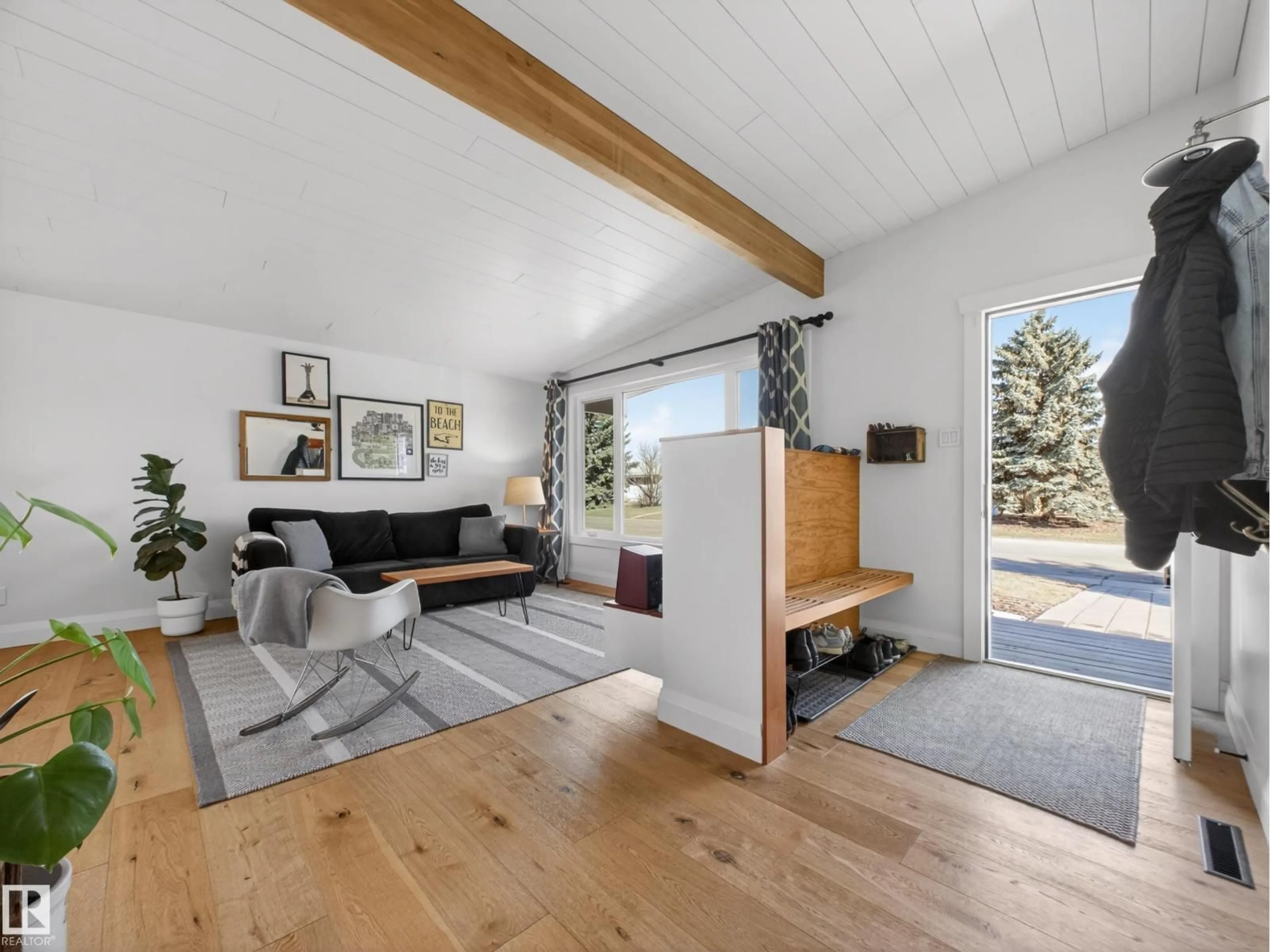 Indoor entryway for 16105 84 AV, Edmonton Alberta T5R3Y4