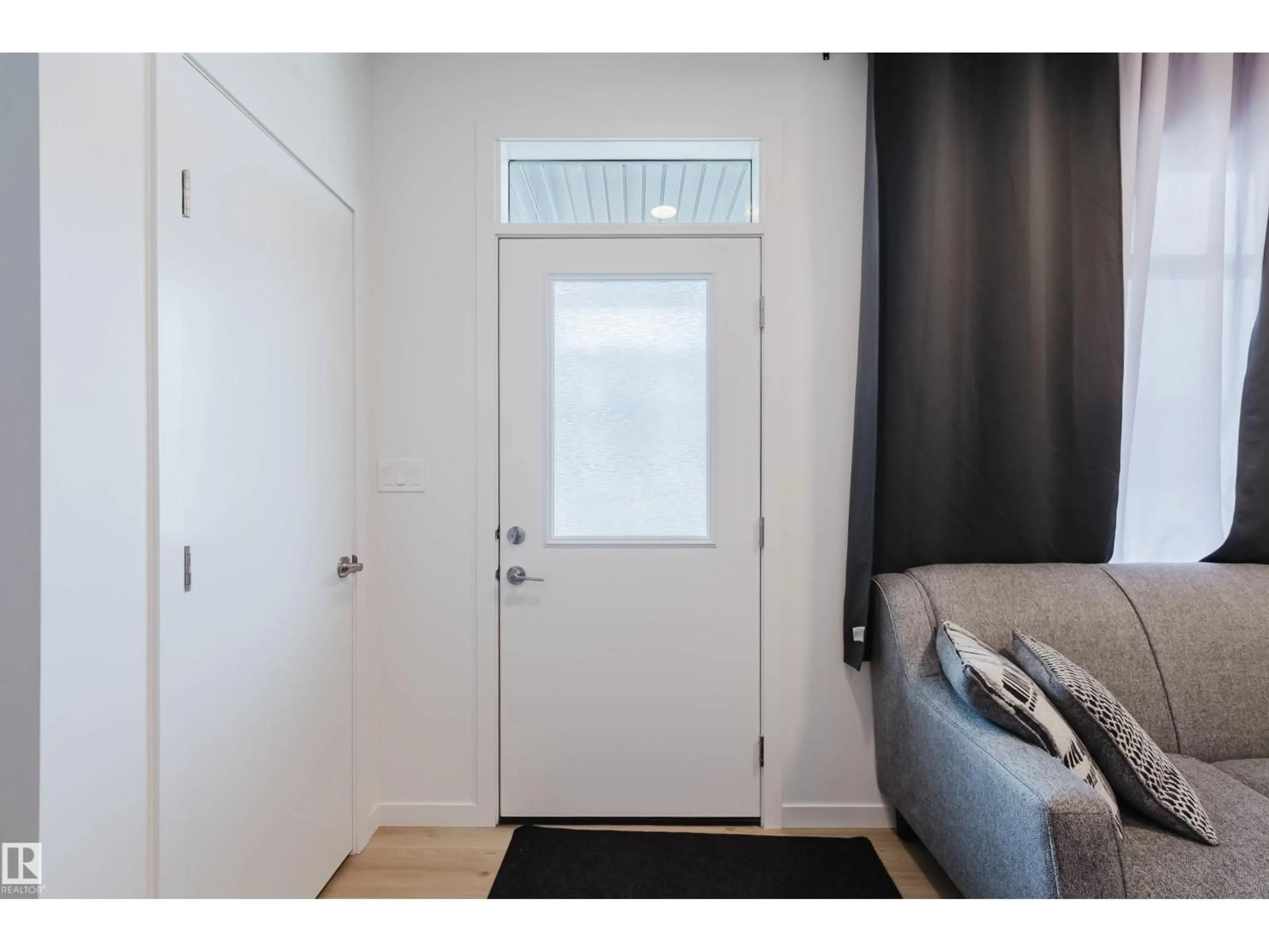 Indoor entryway for 3288 KESWICK WY, Edmonton Alberta T6W5N5