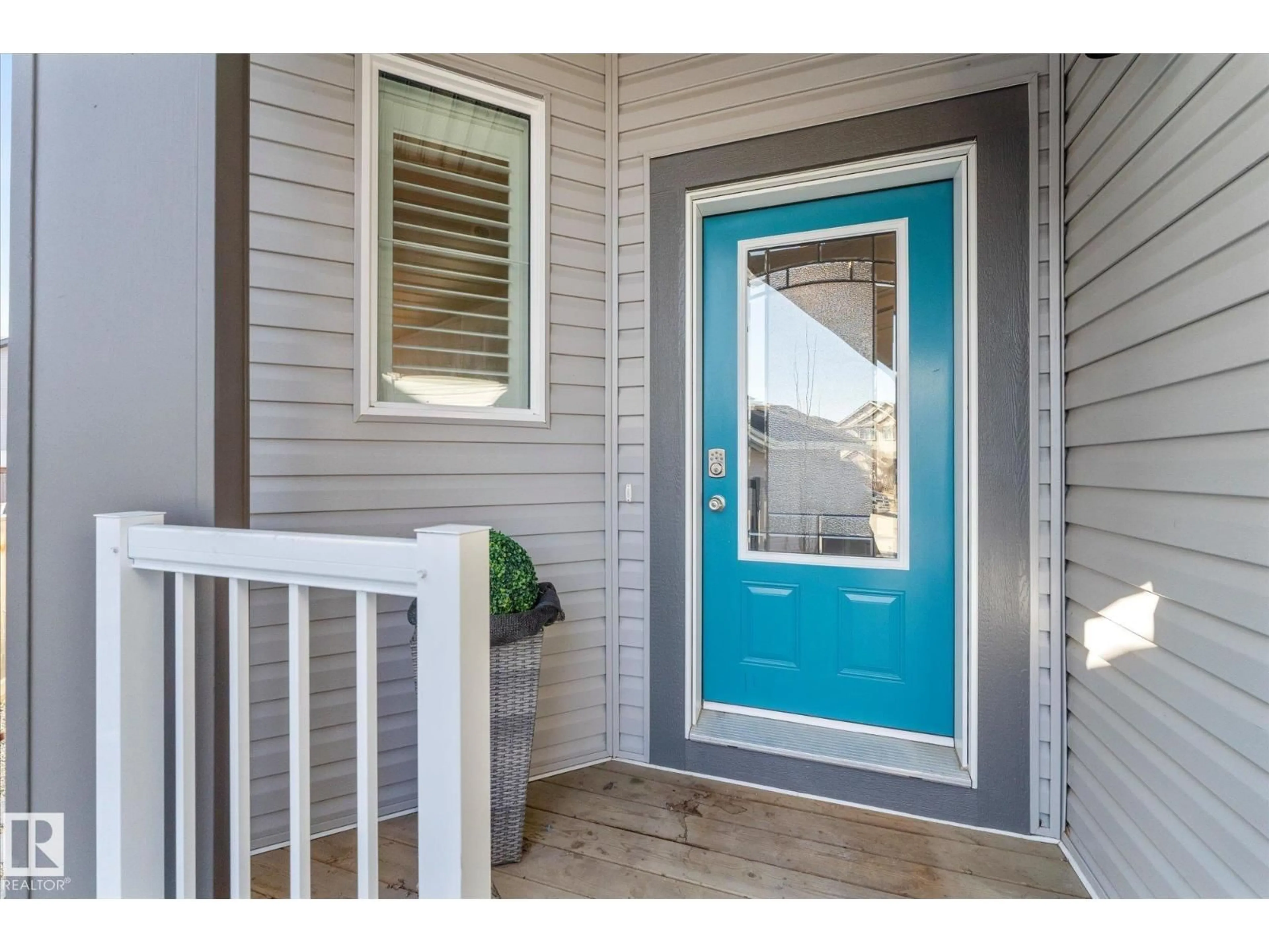 Indoor entryway for 1330 SOUTH CREEK LI, Stony Plain Alberta T7Z0K6