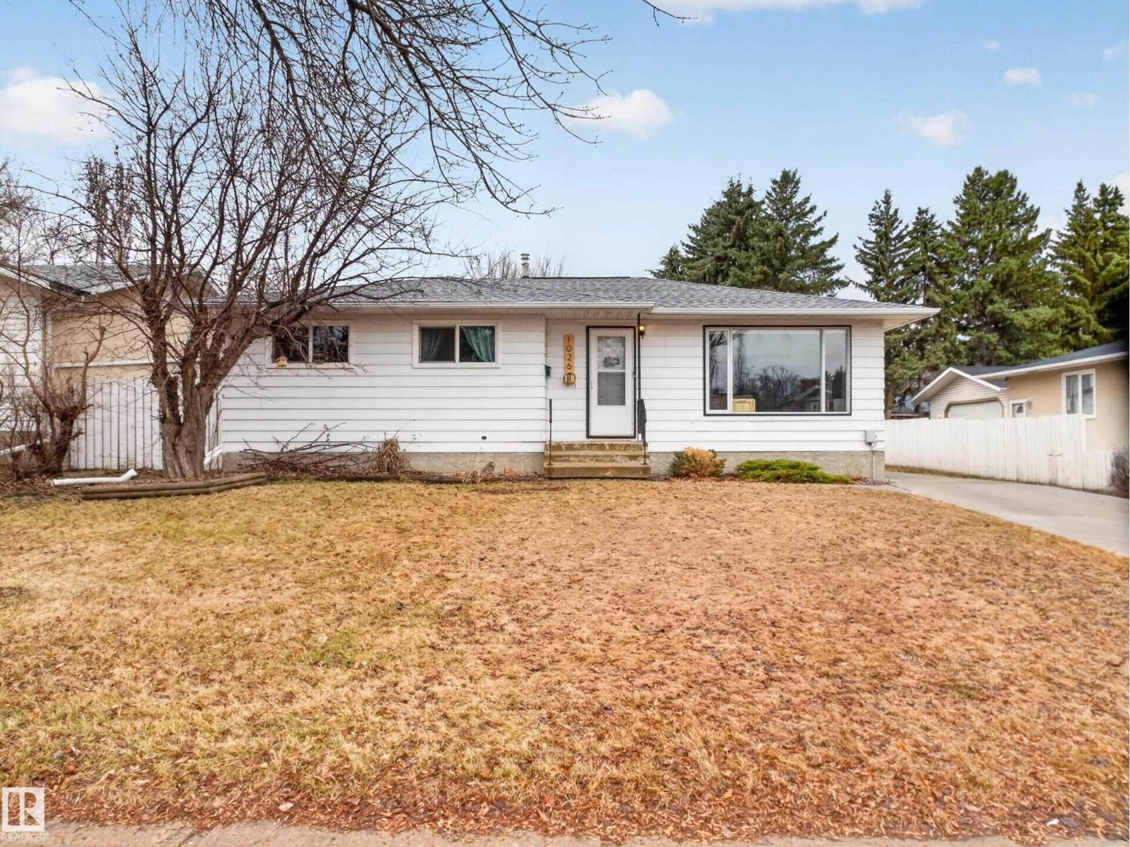 Home with vinyl exterior material, street for 1026 HAYTHORNE RD, Sherwood Park Alberta T8A1B5