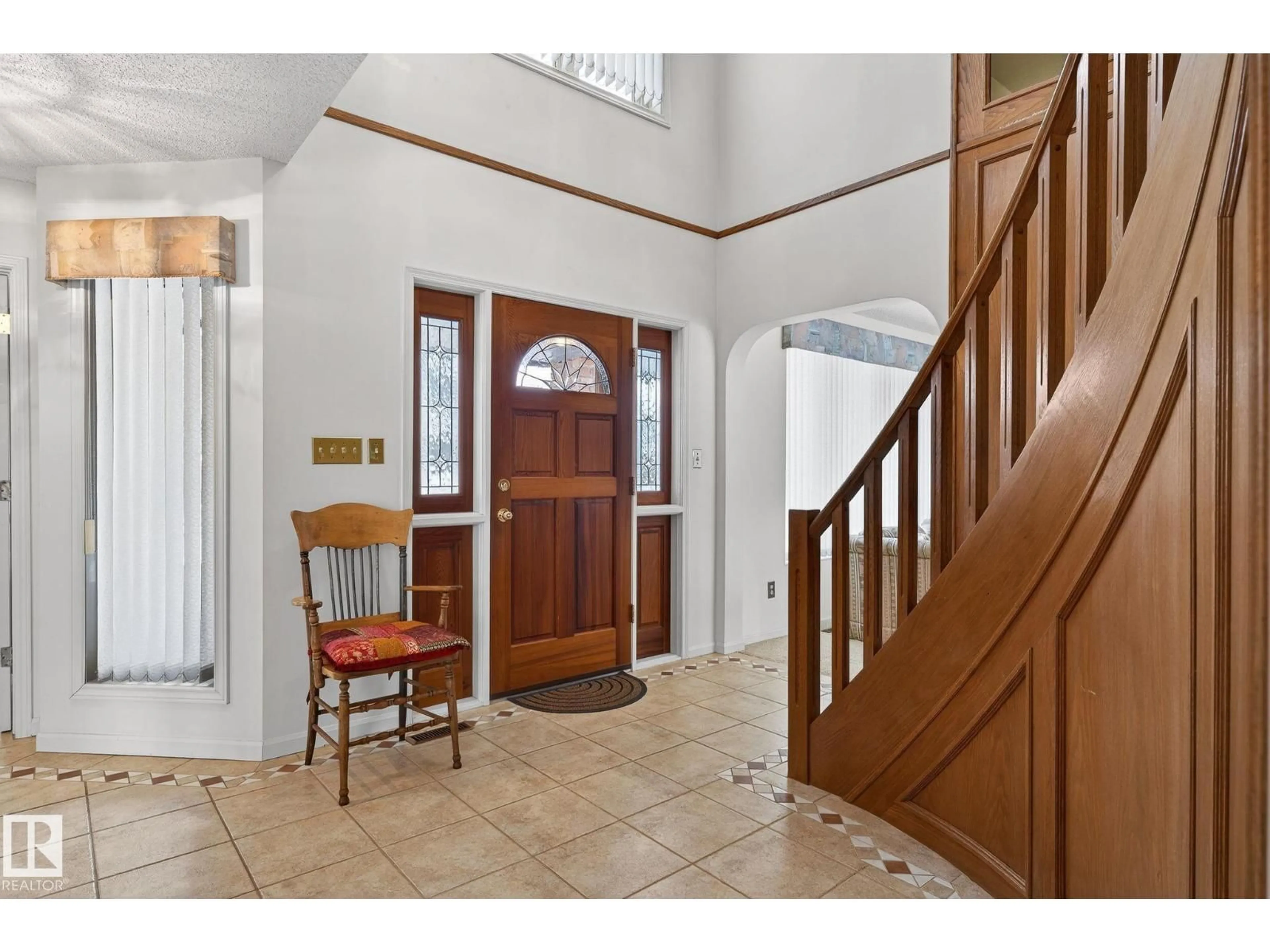 Indoor foyer for 848 WHEELER RD, Edmonton Alberta T6M2E2
