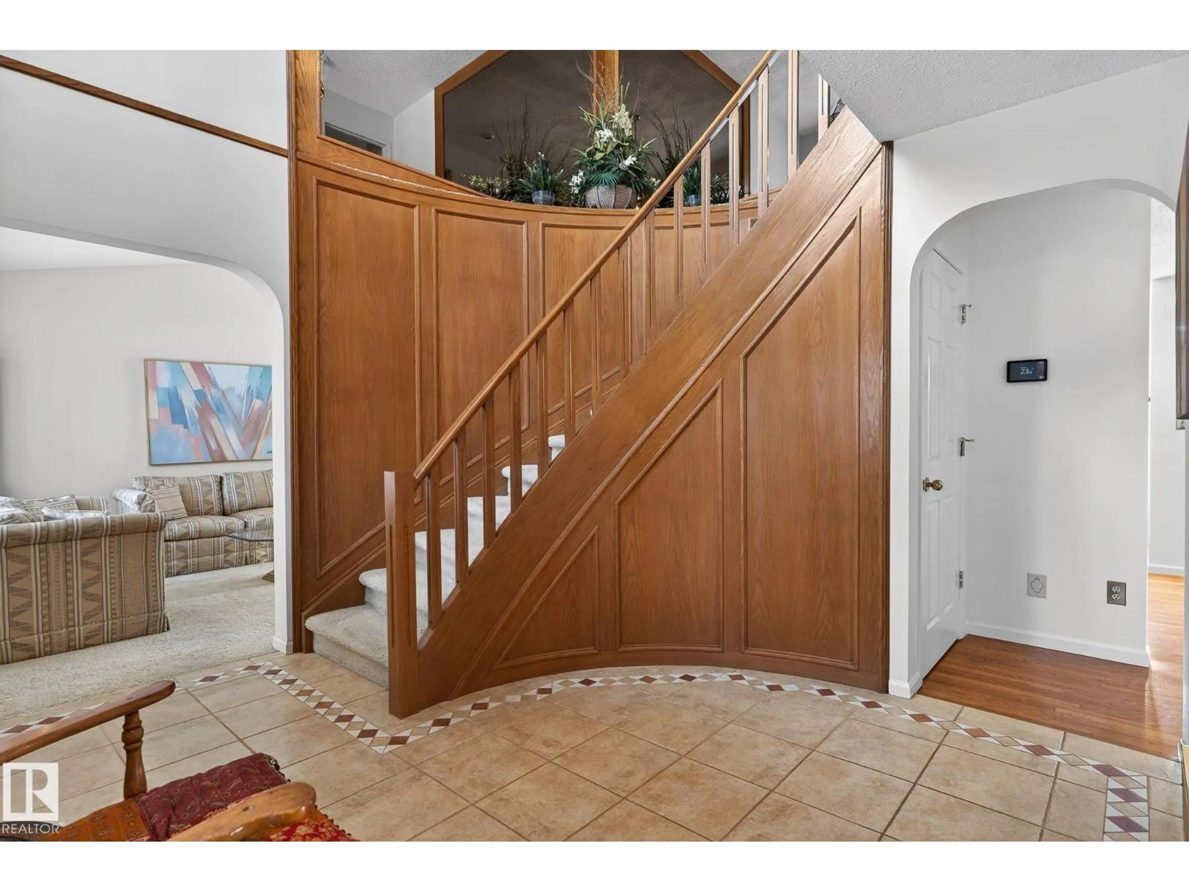 Indoor entryway for 848 WHEELER RD, Edmonton Alberta T6M2E2