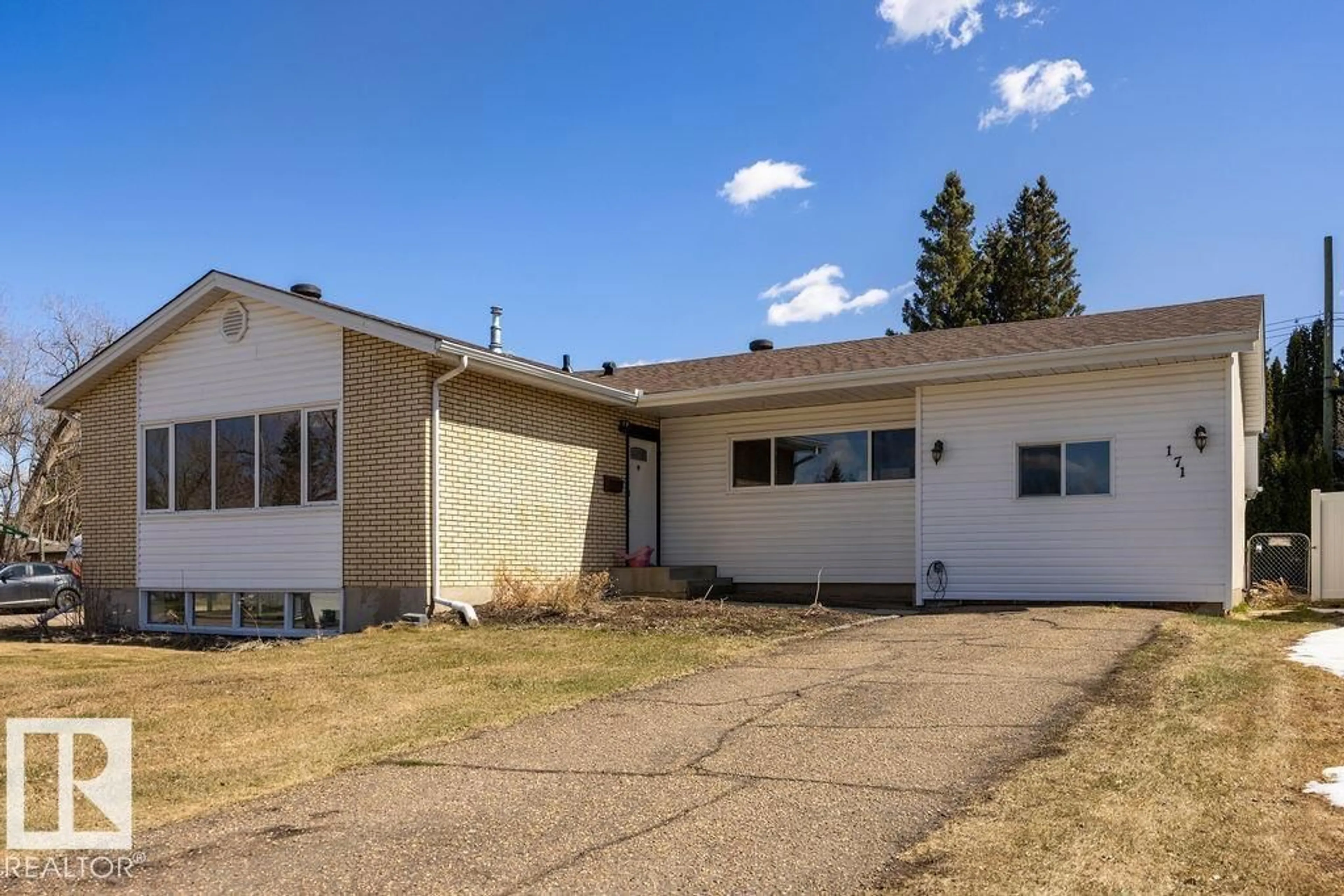 Home with vinyl exterior material, street for 171 WILLOW ST, Sherwood Park Alberta T8A1P5