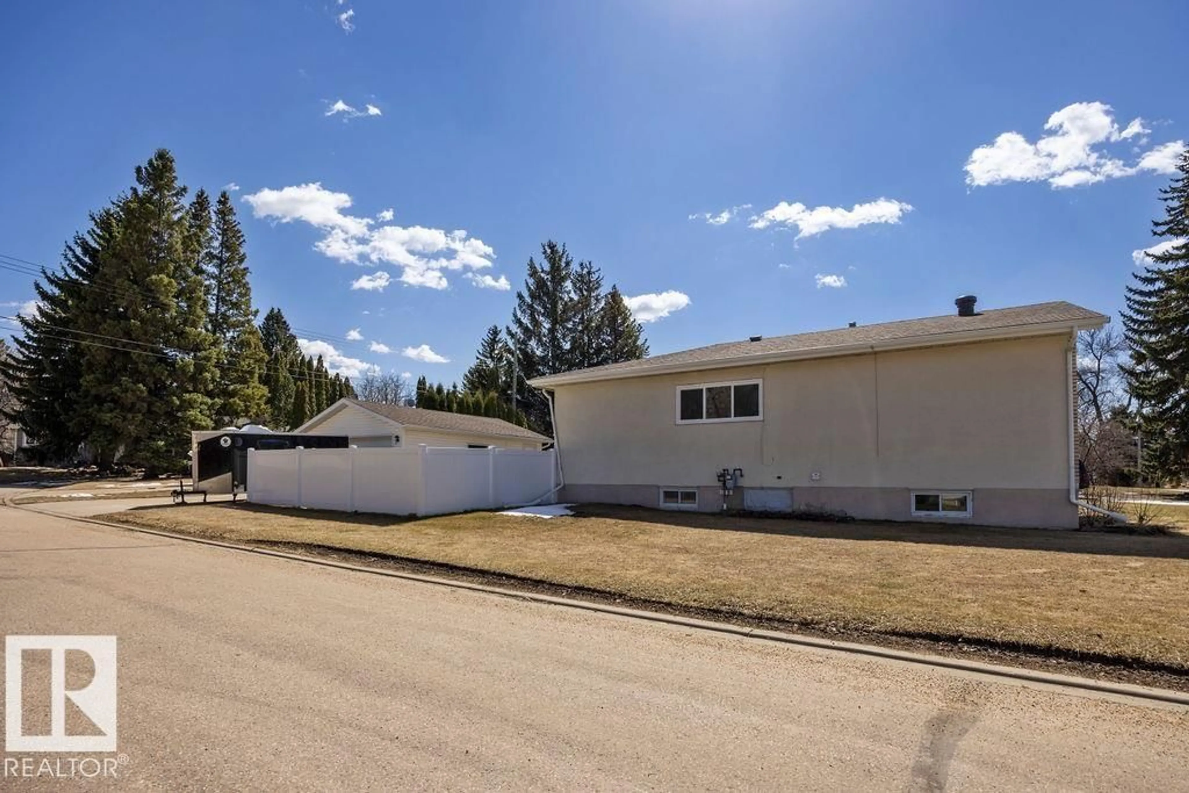 Home with vinyl exterior material, street for 171 WILLOW ST, Sherwood Park Alberta T8A1P5