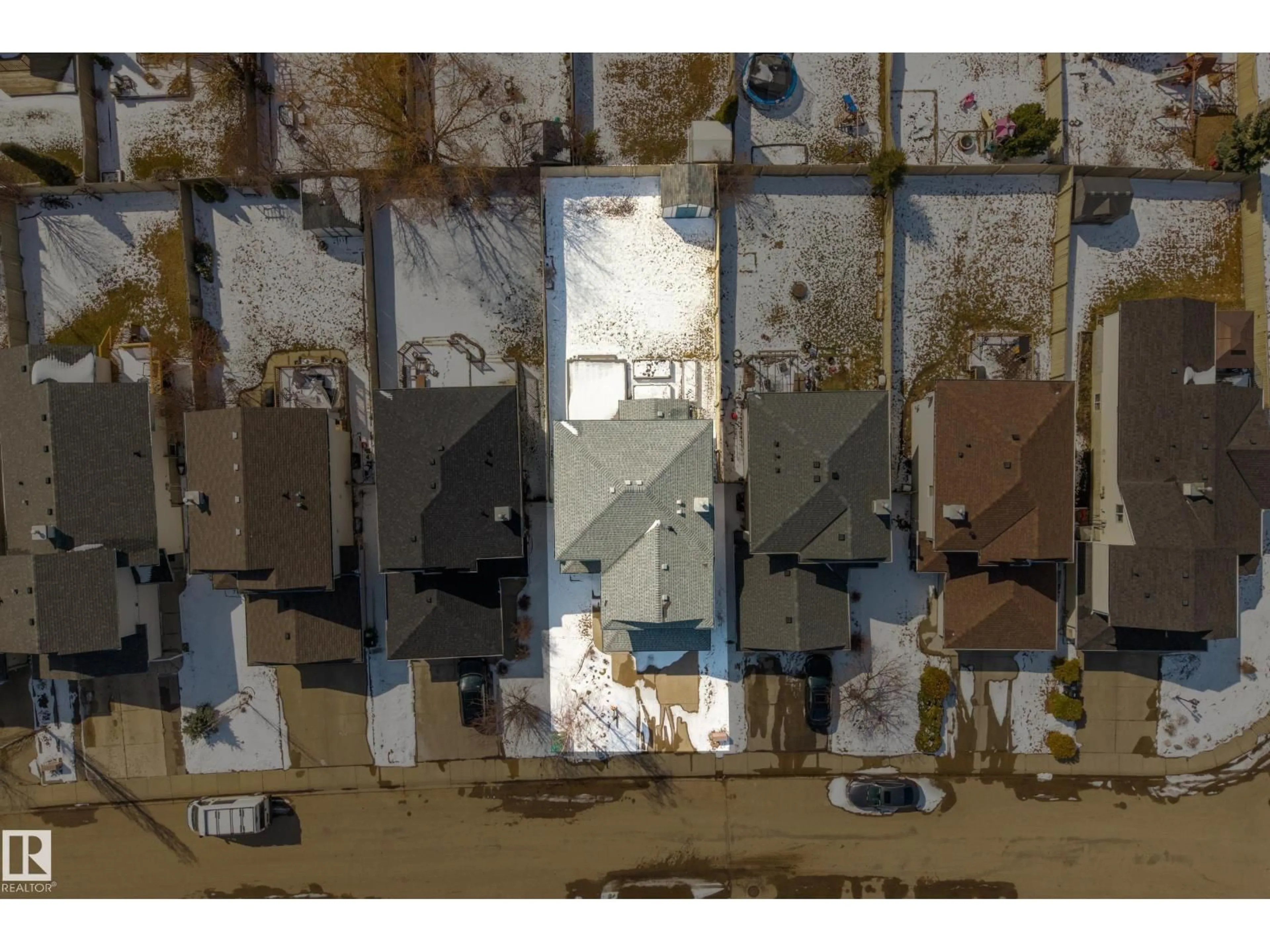A pic from outside/outdoor area/front of a property/back of a property/a pic from drone, building for 8915 7 AV, Edmonton Alberta T6X1B7