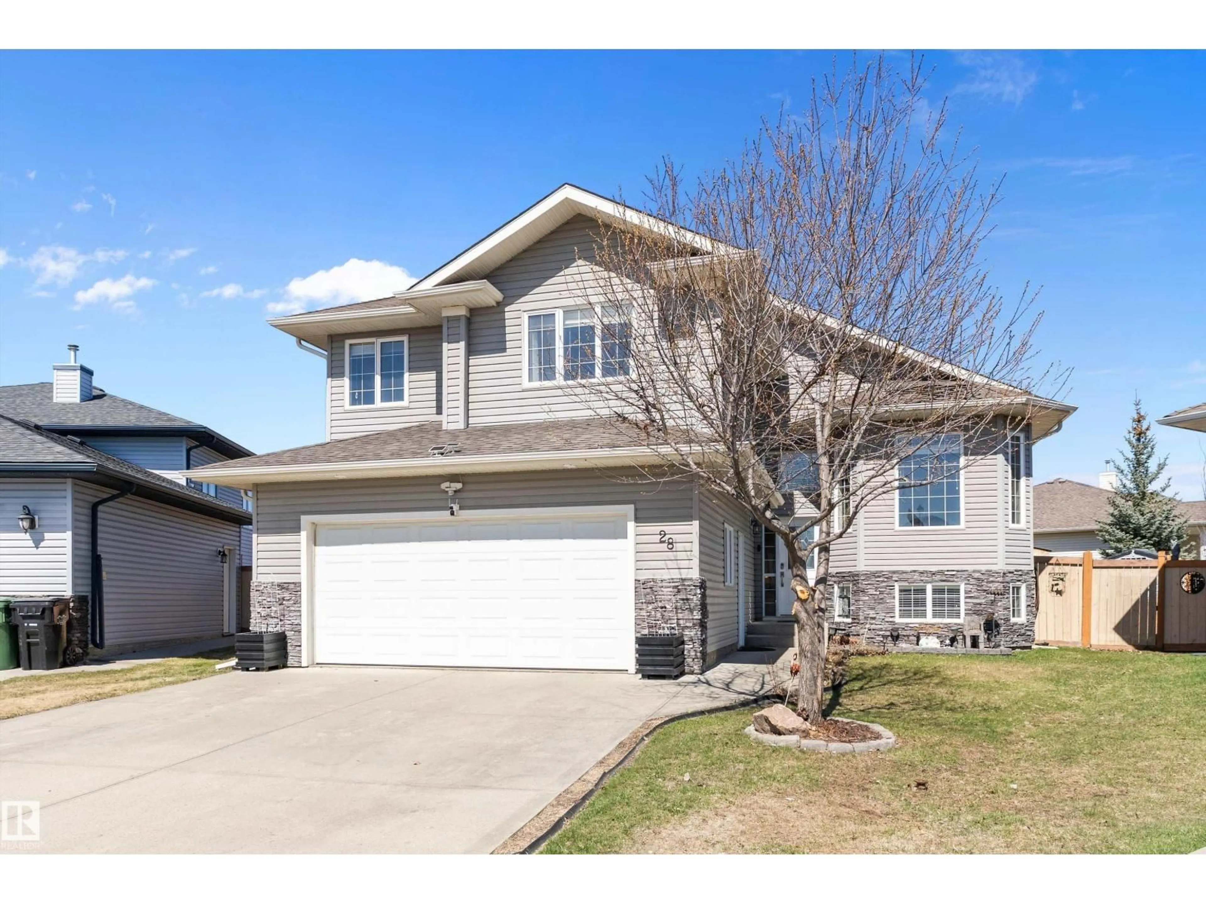 Home with vinyl exterior material, street for 28 WOODS PL, Leduc Alberta T9E8T1