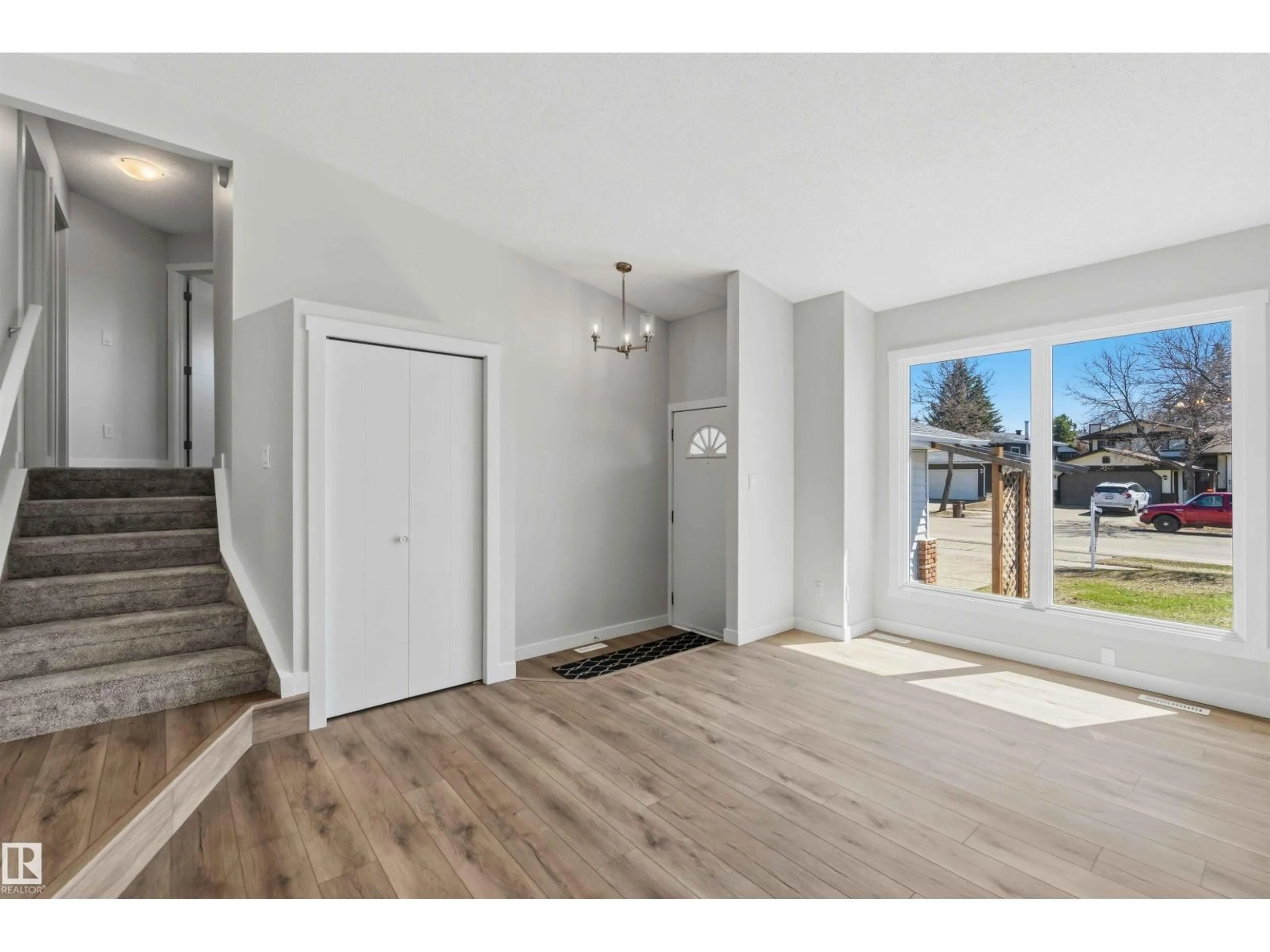 Indoor entryway for 119 DORCHESTER DR, St. Albert Alberta T8N4Y4