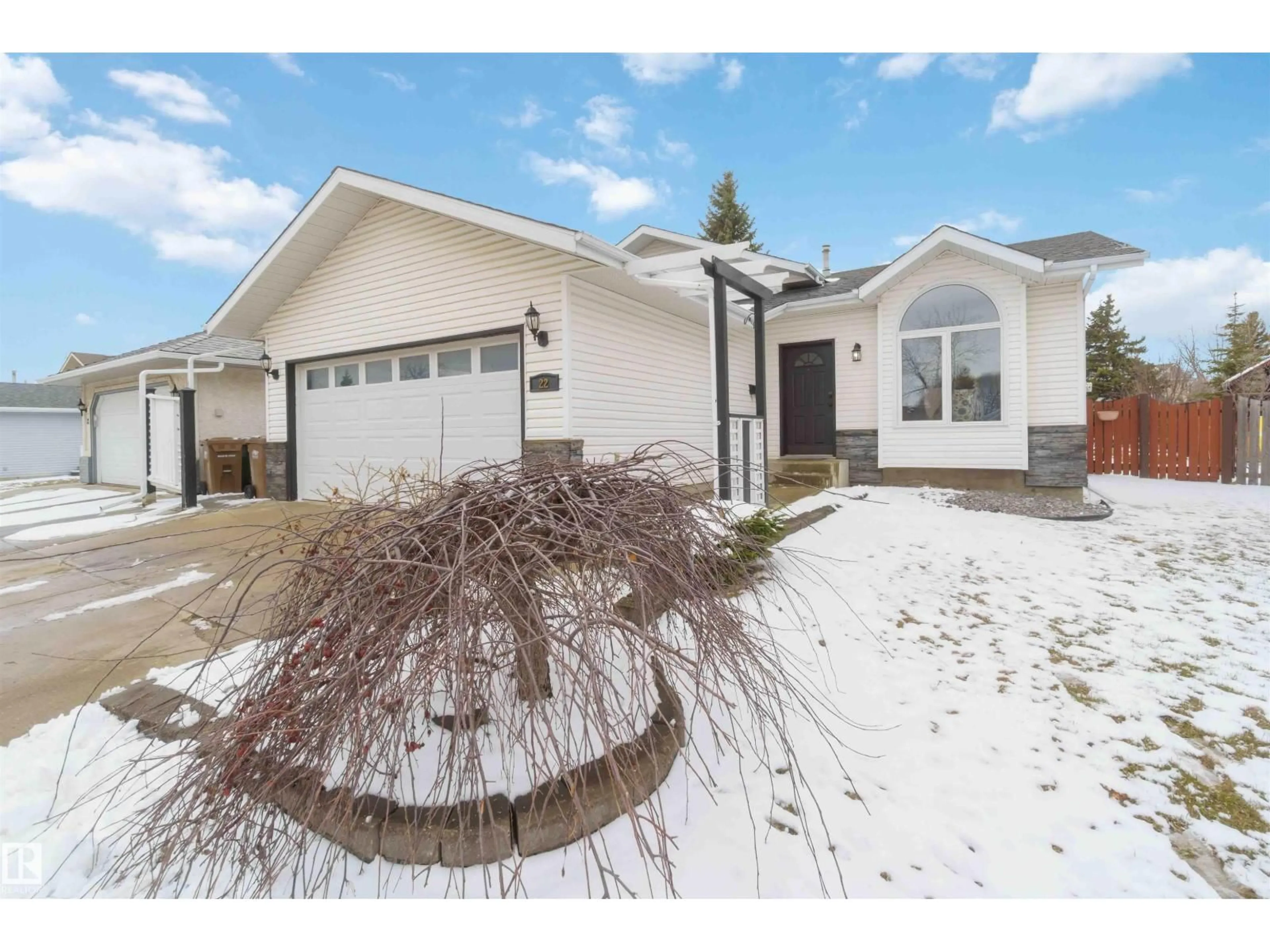 Home with vinyl exterior material, street for 22 DONAHUE CL, St. Albert Alberta T8N5N7
