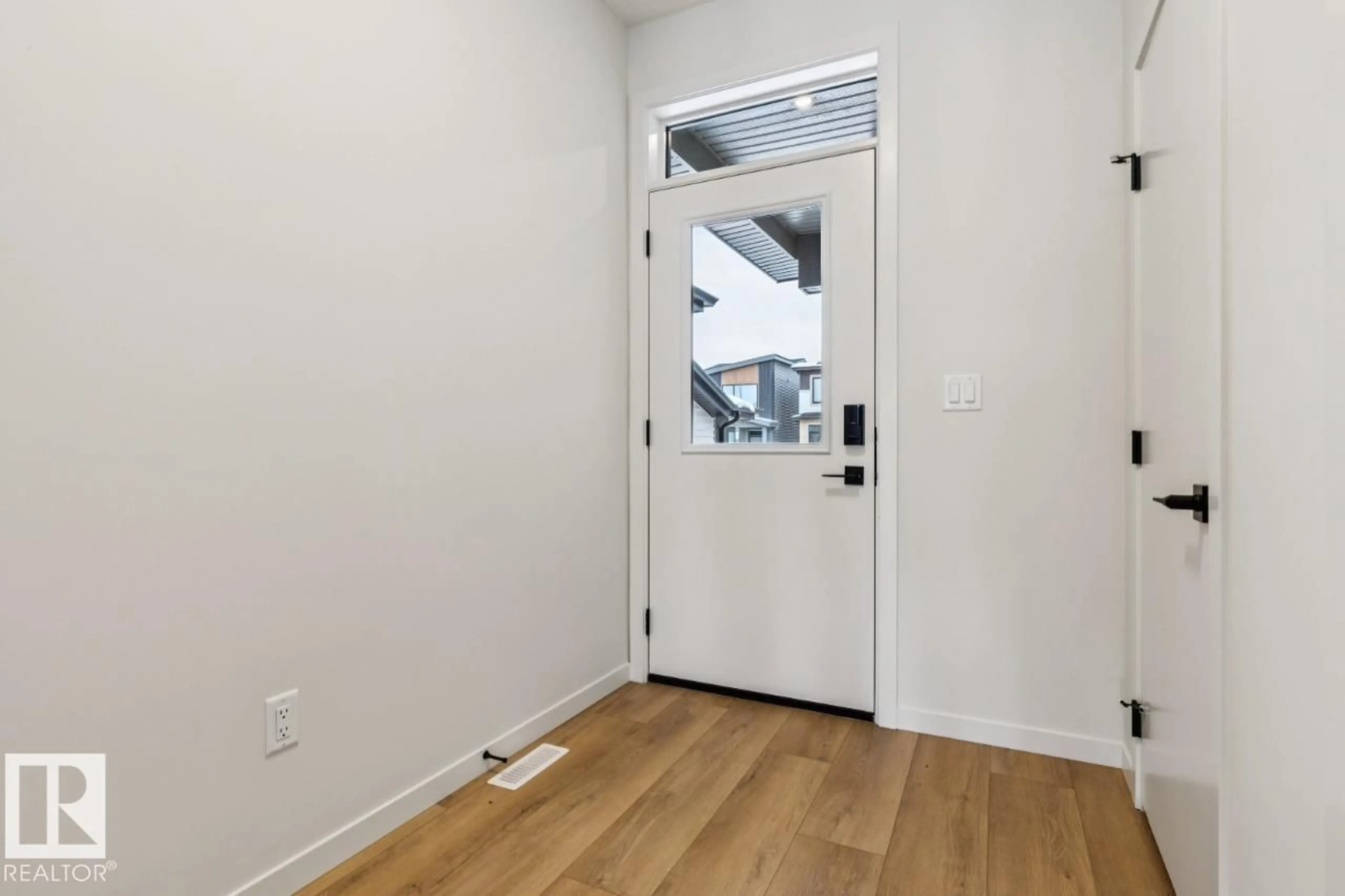 Indoor entryway for SW - 404 30 ST, Edmonton Alberta T6X1A5