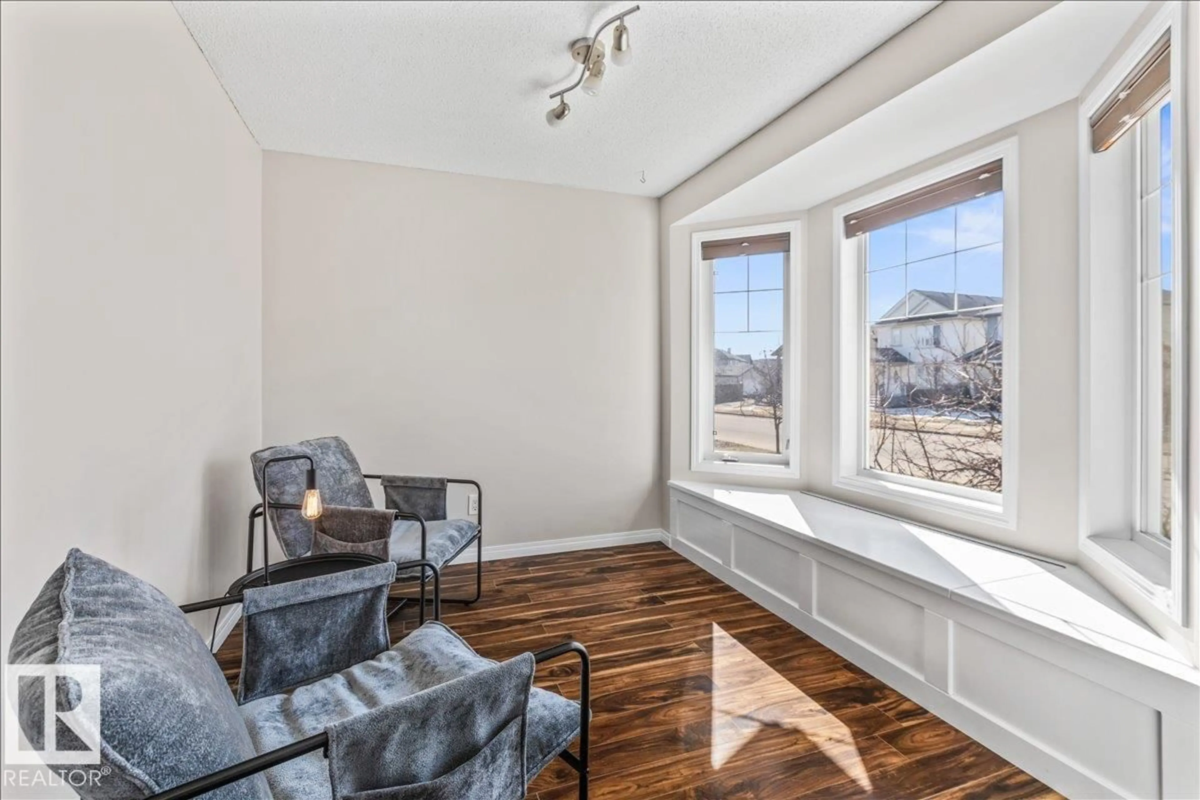 Living room with furniture, unknown for 9310 SIMPSON DR, Edmonton Alberta T6R0E4