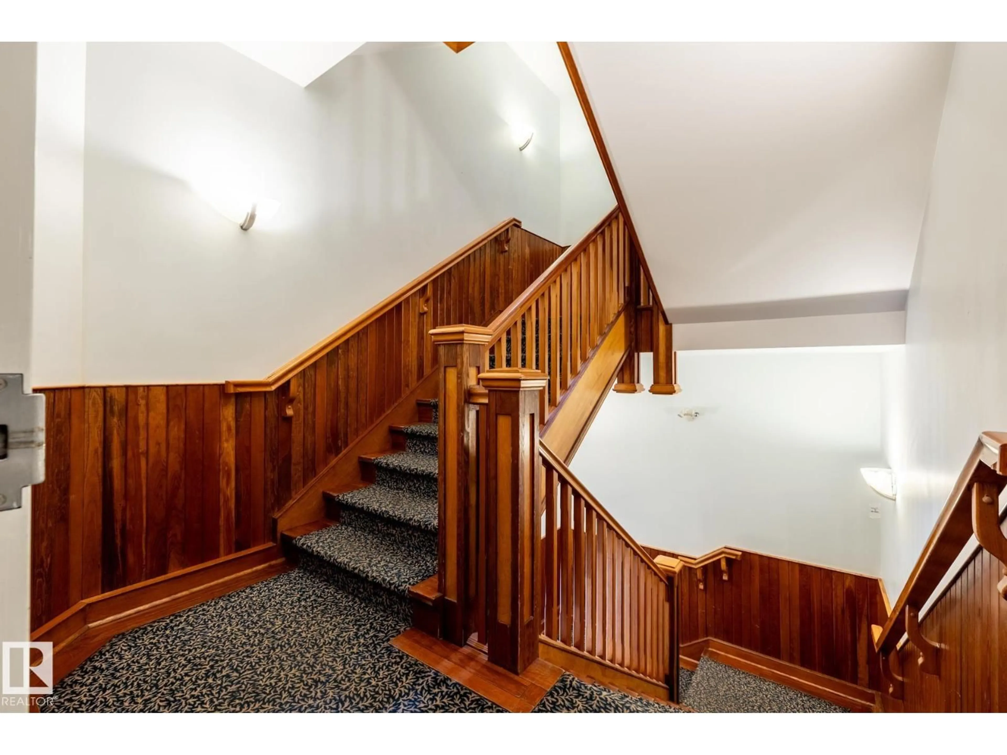 Indoor foyer for #203 - 10141 95 ST, Edmonton Alberta T5H2A8
