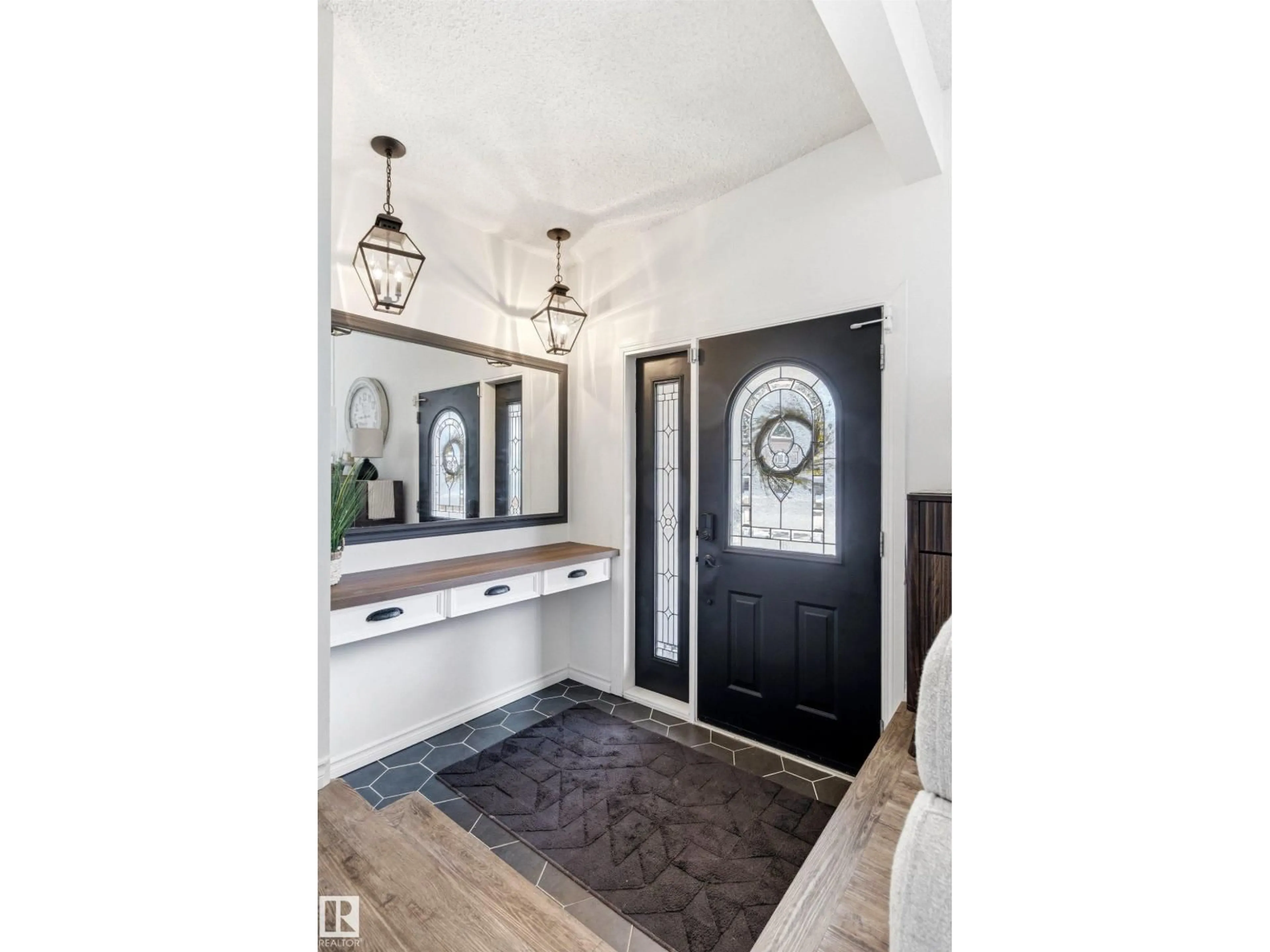 Indoor entryway for 76 GLENWOOD CR, St. Albert Alberta T8N1X5
