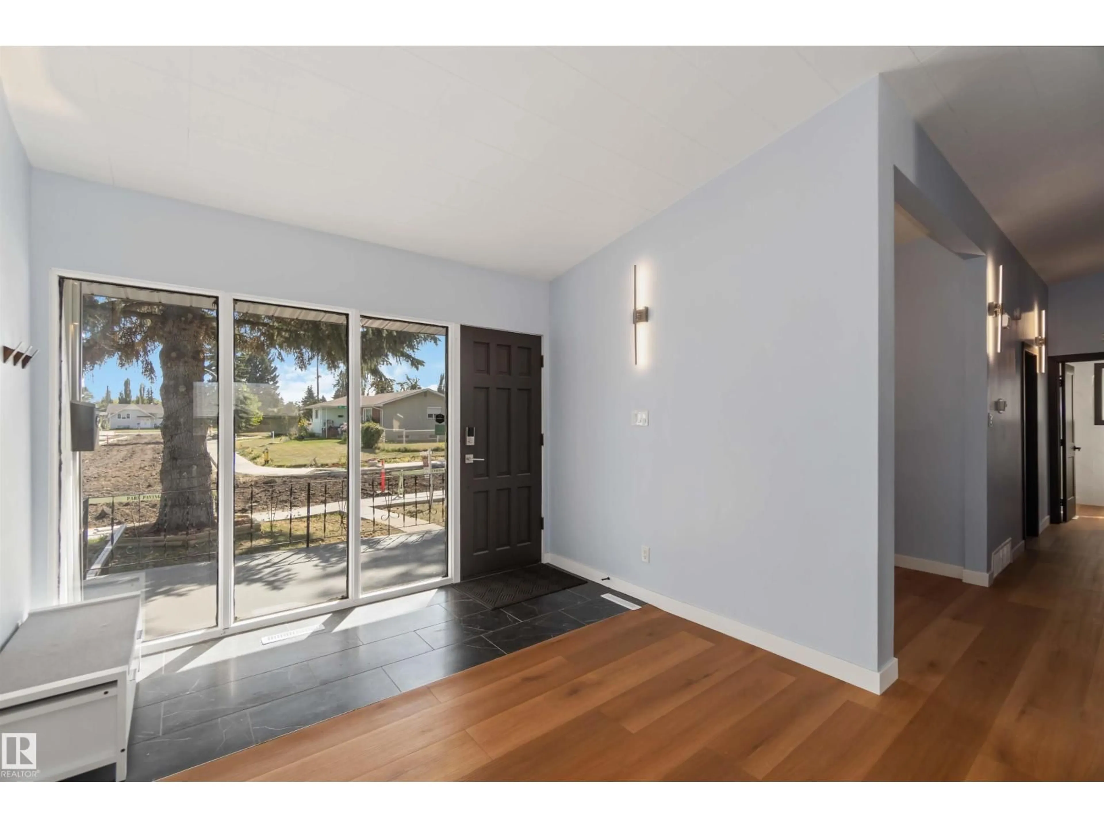 Indoor entryway for 6808 95 AV, Edmonton Alberta T6B1A8