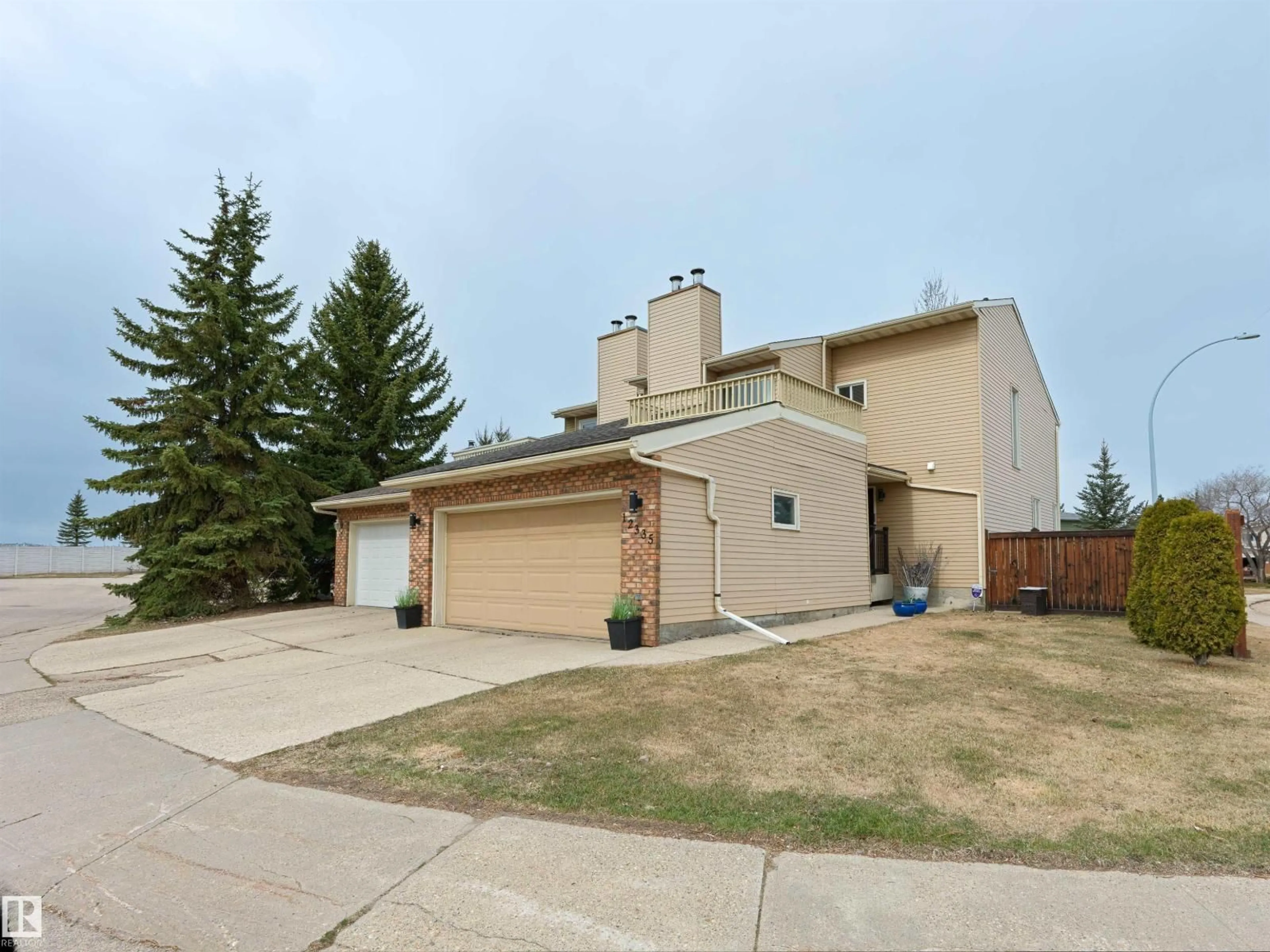 A pic from outside/outdoor area/front of a property/back of a property/a pic from drone, street for NW - 12335 25 AV, Edmonton Alberta T6J4S7