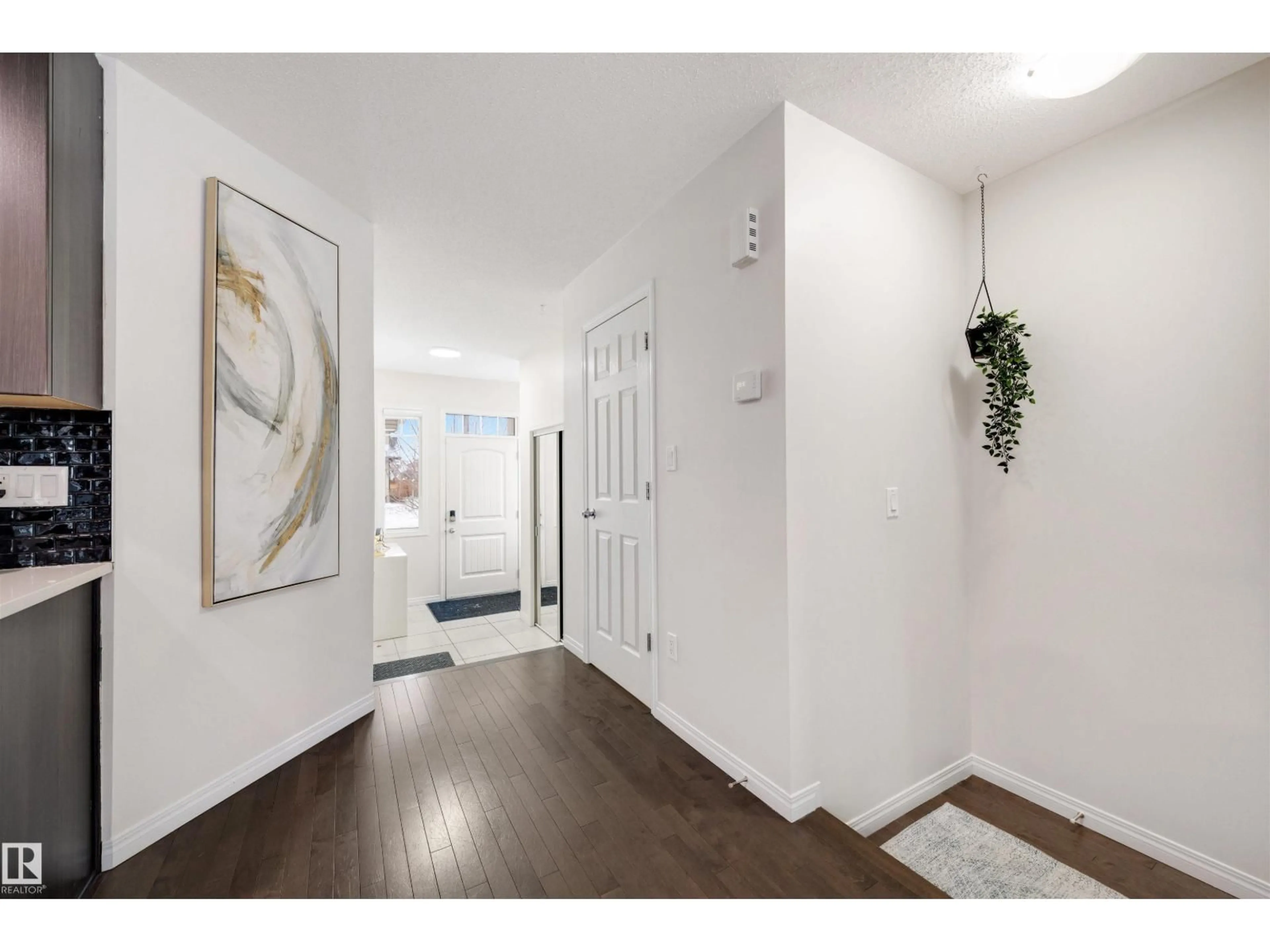 Indoor entryway for 2504 COUGHLAN RD, Edmonton Alberta T6W2X8