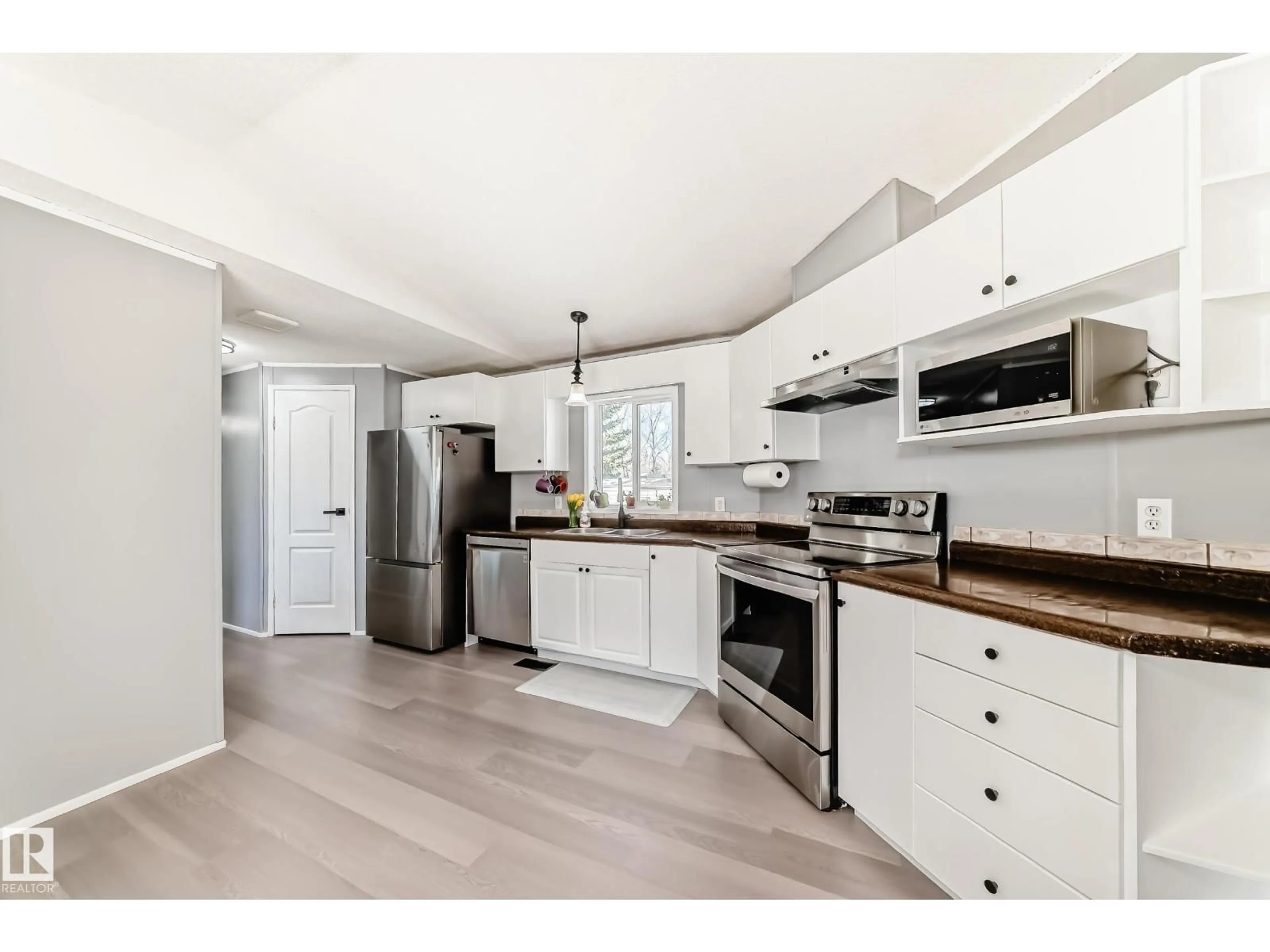 Open concept kitchen, wood/laminate floor for 53222 - 783 RANGE ROAD 272, Rural Parkland County Alberta T7X3R1