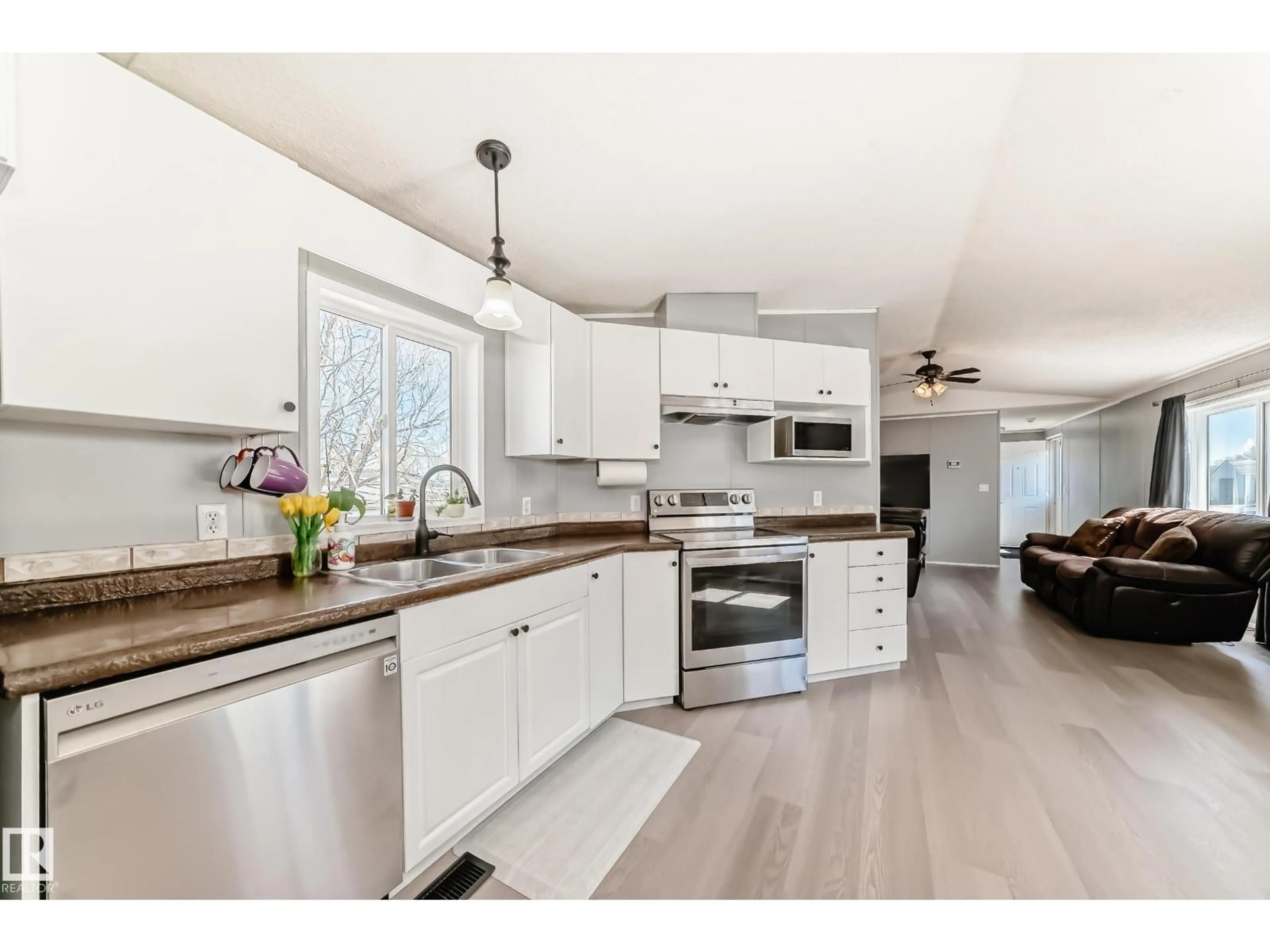 Open concept kitchen, wood/laminate floor for 53222 - 783 RANGE ROAD 272, Rural Parkland County Alberta T7X3R1