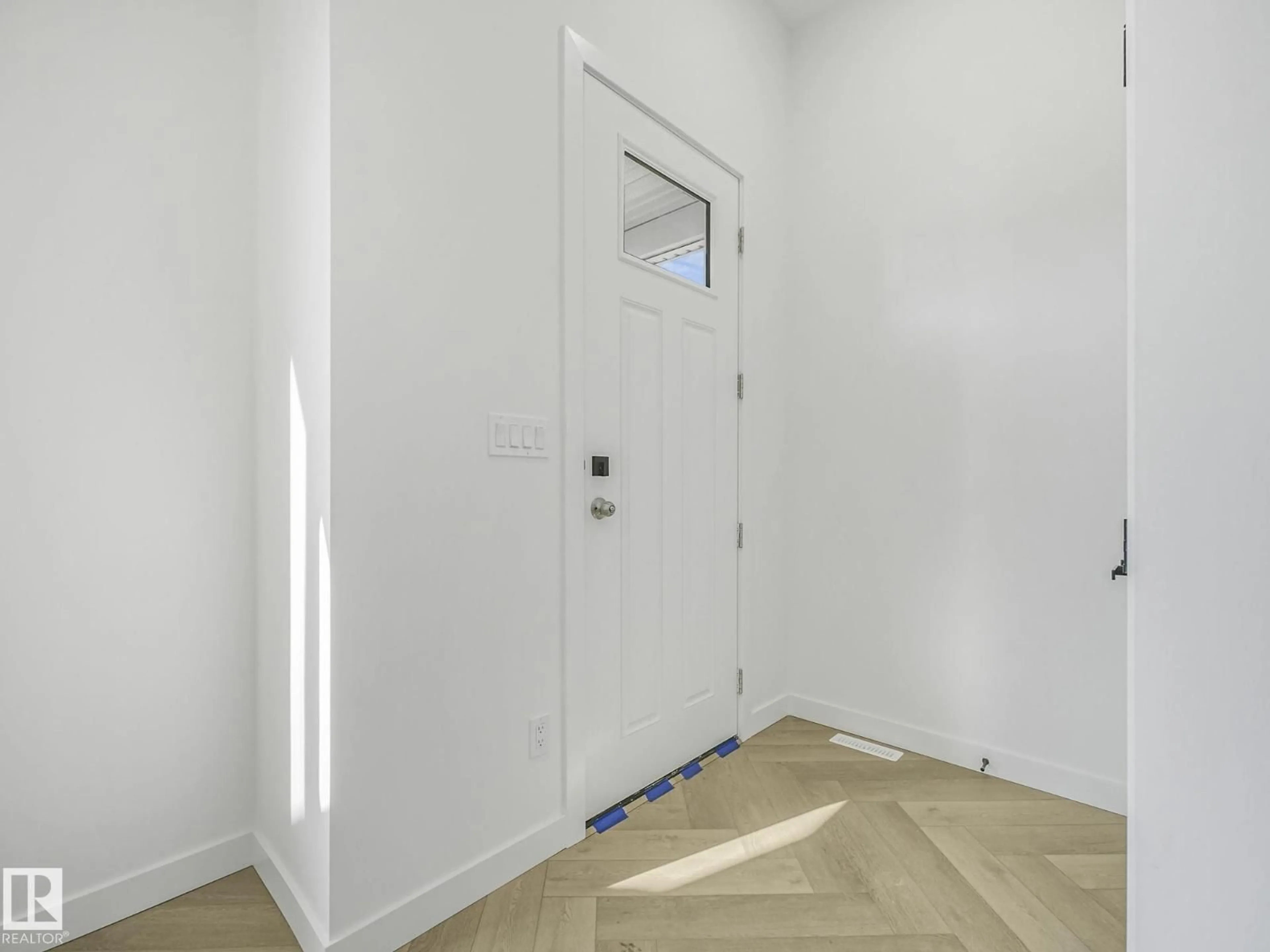 Indoor entryway for 838 NORTHERN HARRIER LN, Edmonton Alberta T5R2V5