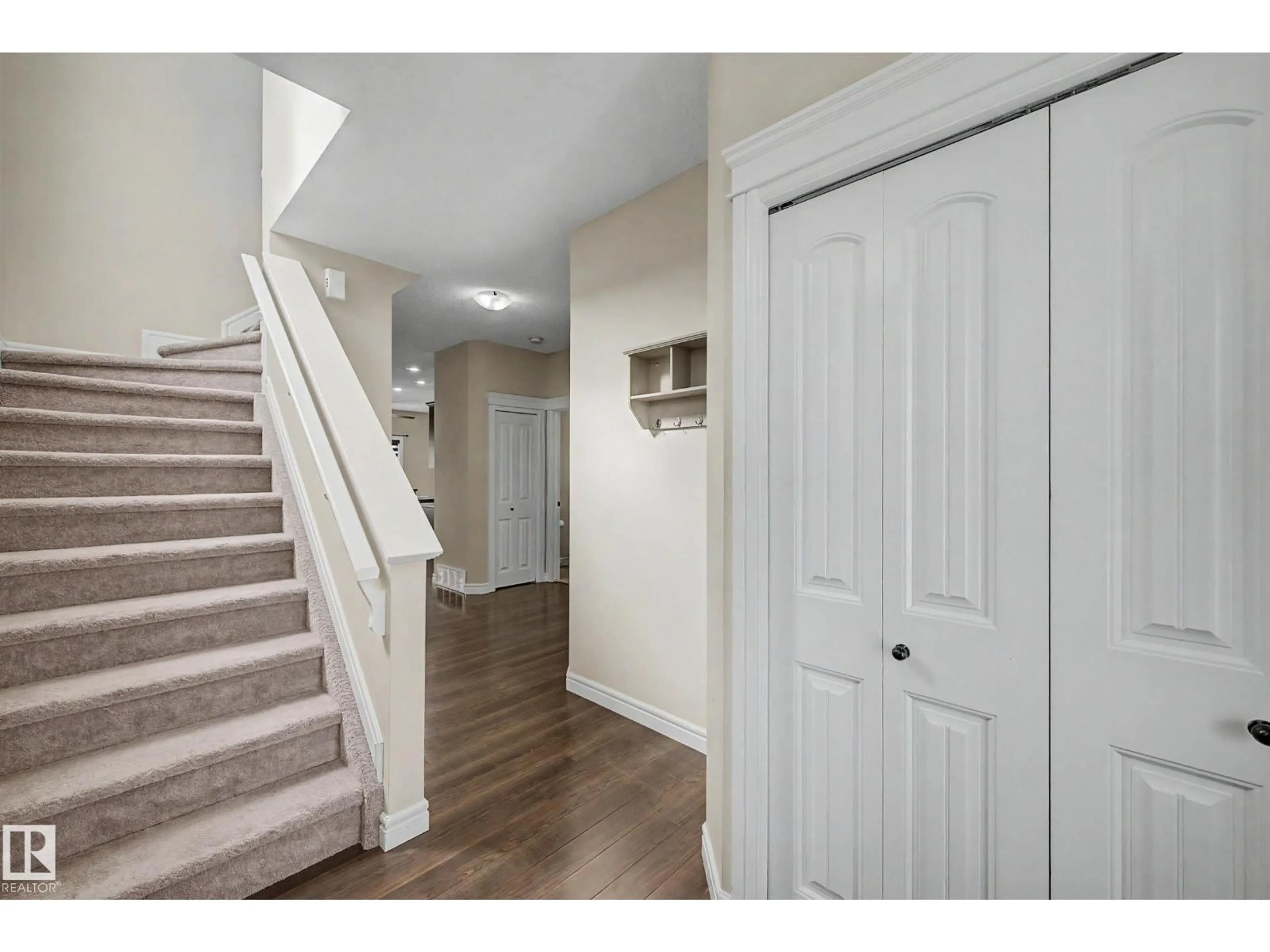Indoor entryway for 35 MEADOWVIEW CO, Spruce Grove Alberta T7X0N2