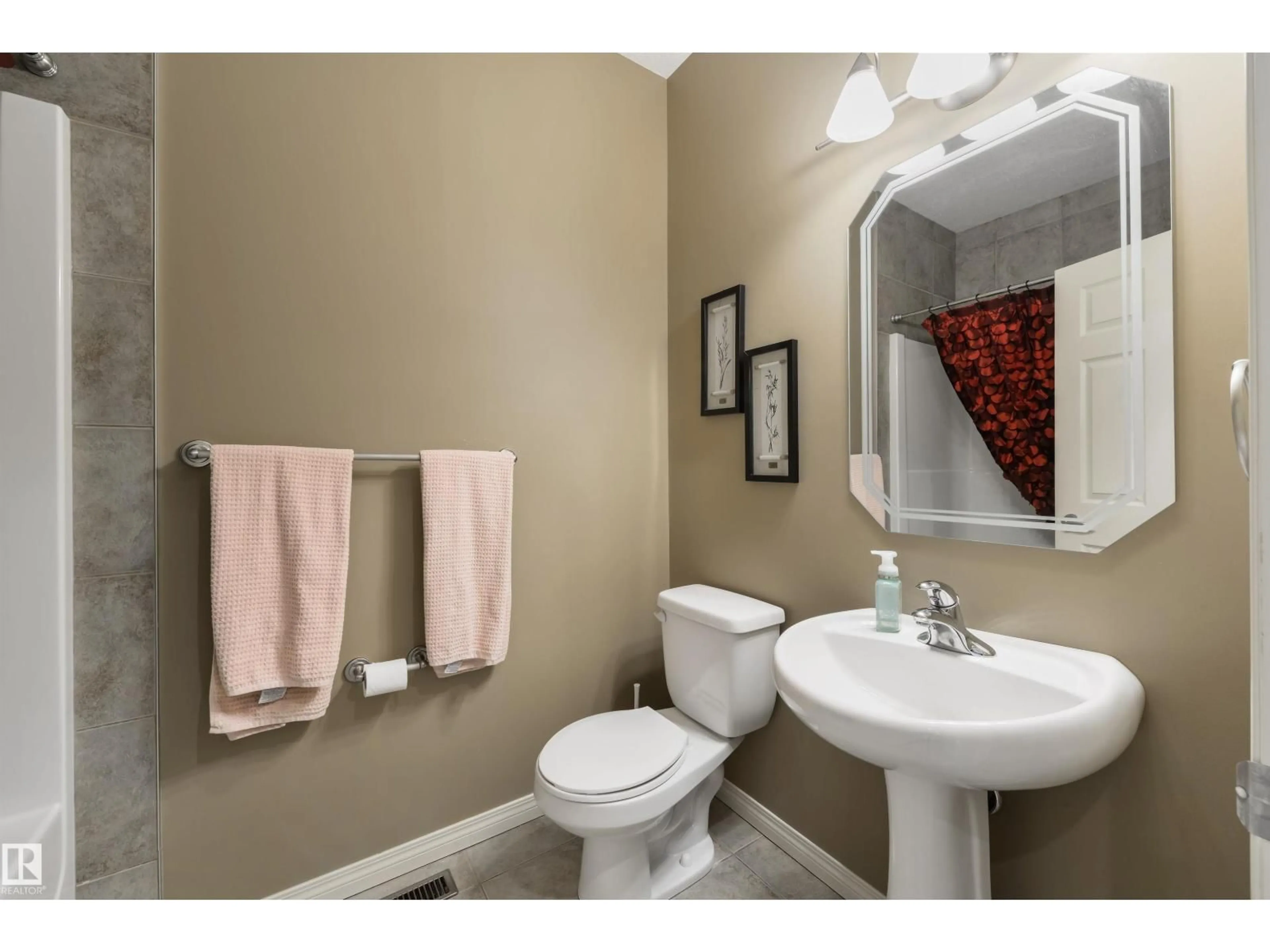 Standard bathroom, ceramic/tile floor for NW - 8748 208 ST, Edmonton Alberta T5T6Y2
