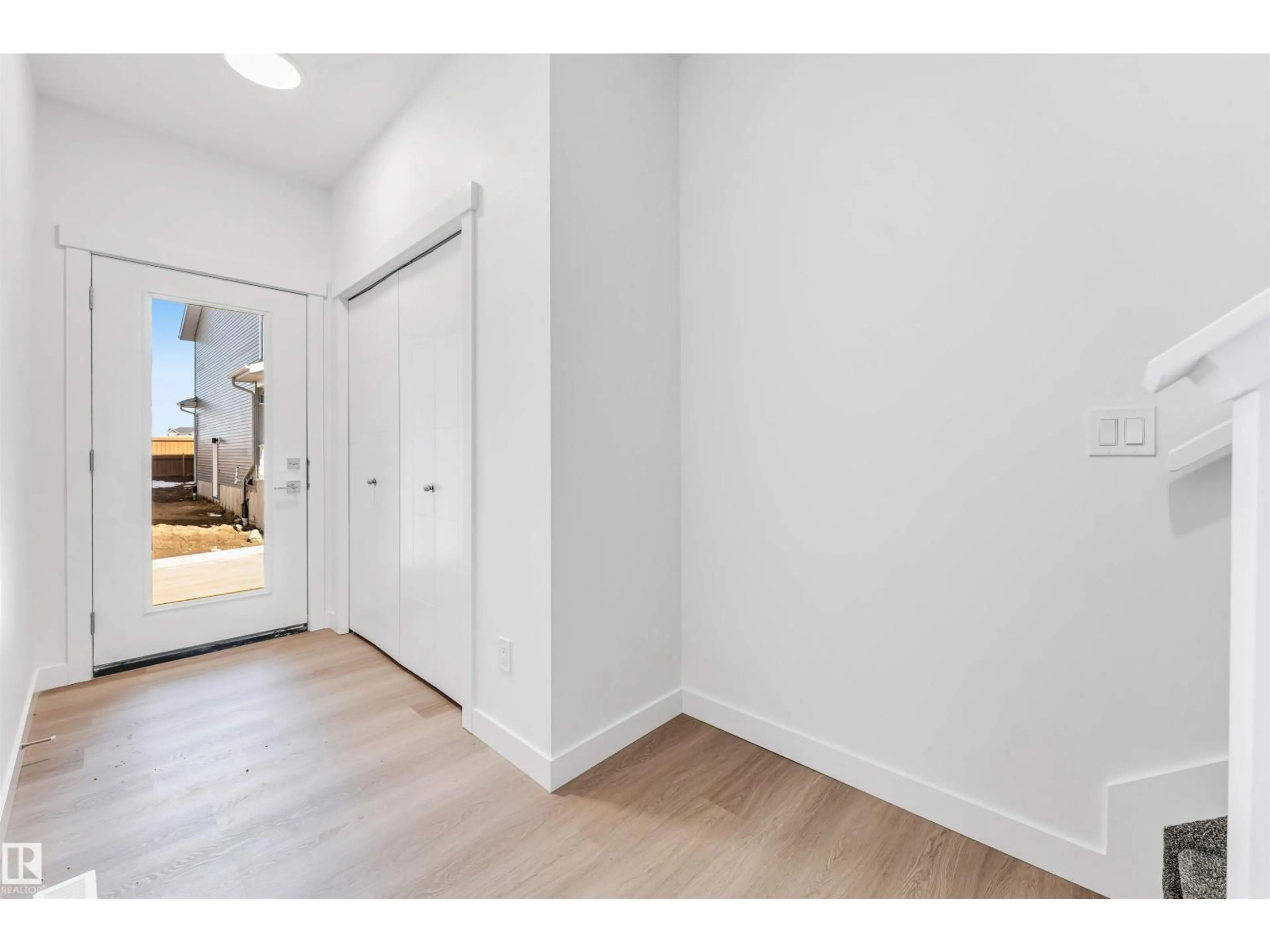 Indoor entryway for 48 MATTSON DRIVE SW, Edmonton Alberta T6X1A3