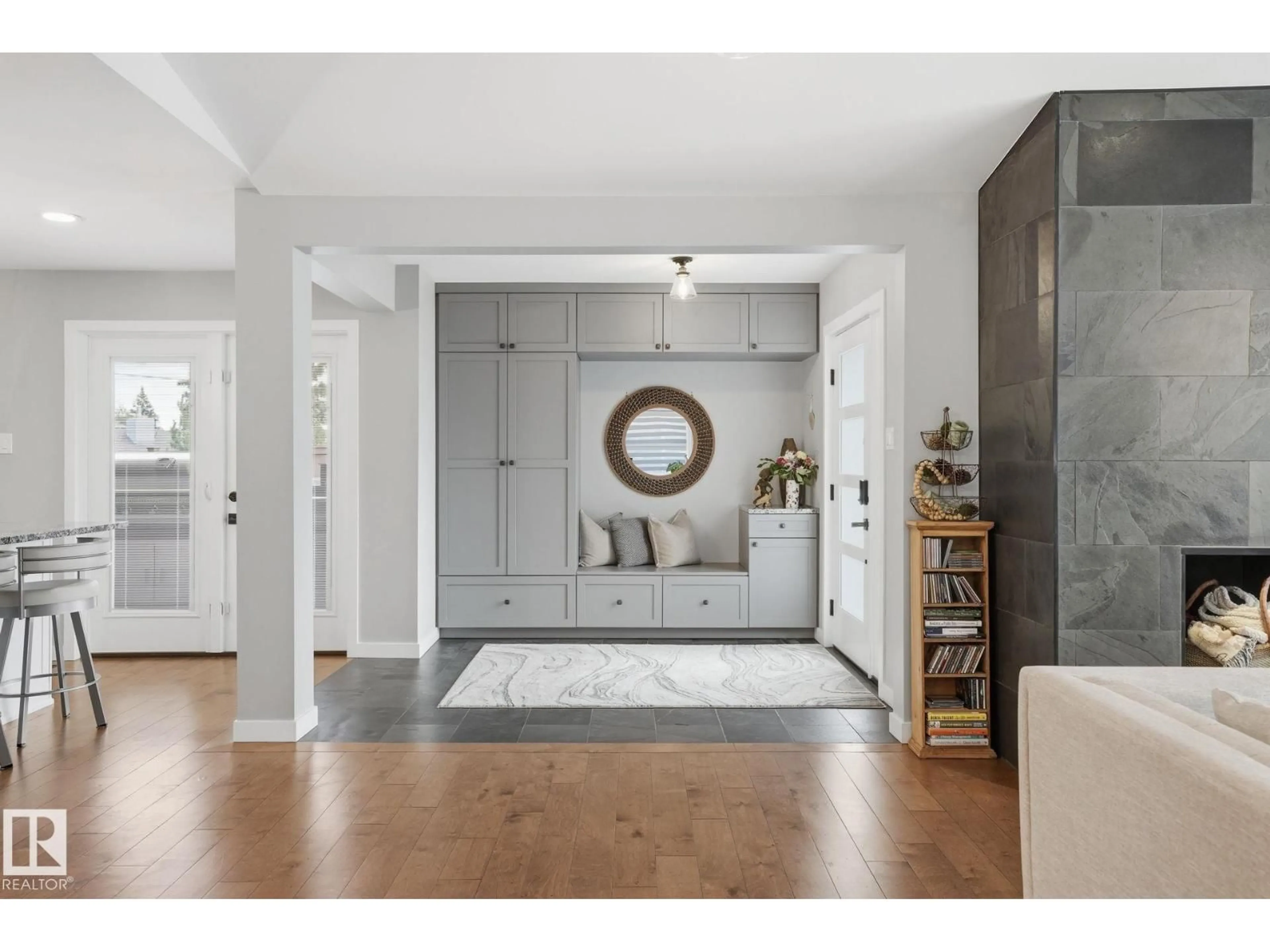 Indoor entryway for 13904 86 AV, Edmonton Alberta T5R4A9