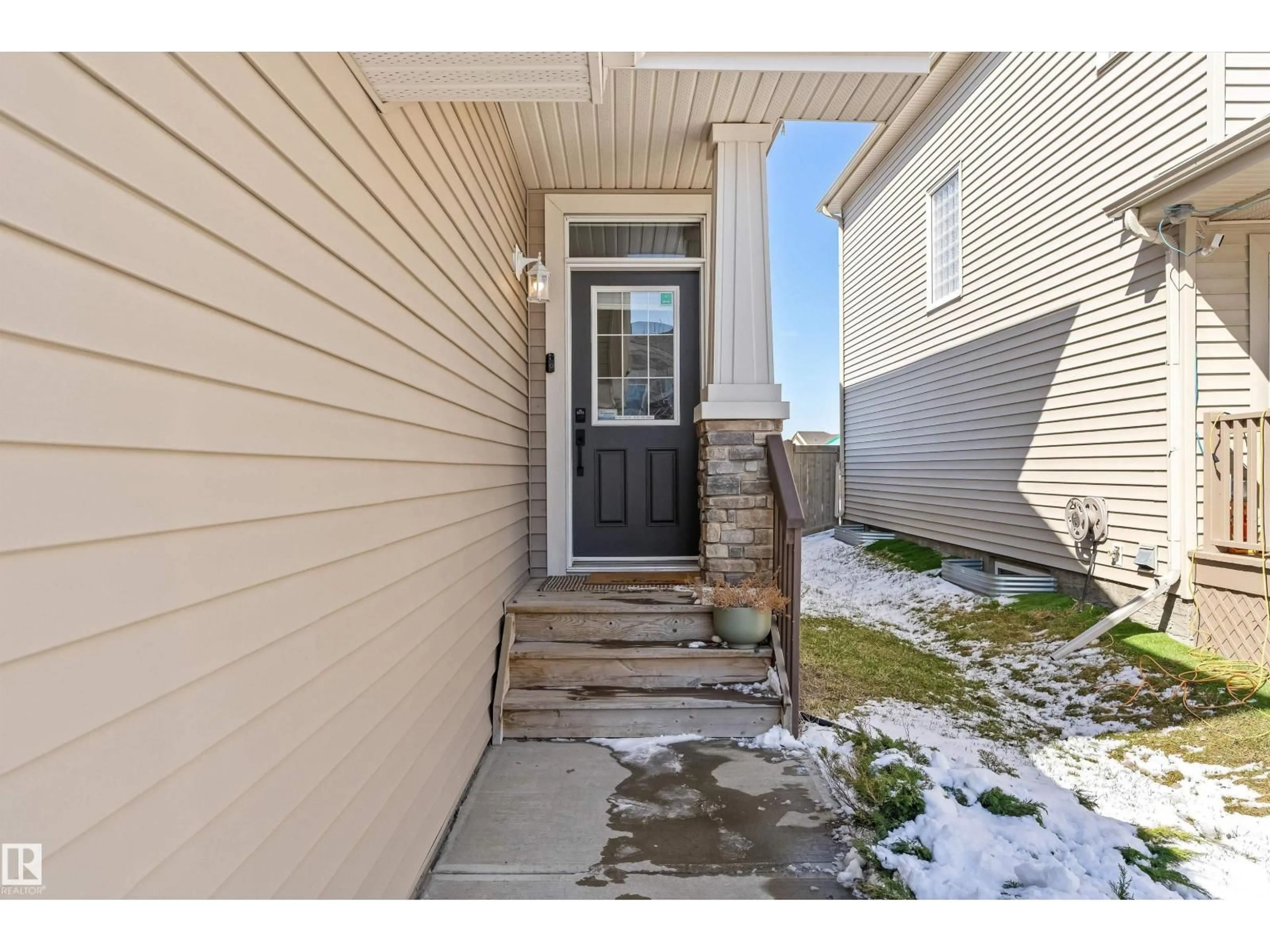 Indoor entryway for 8355 ELLIS CR, Edmonton Alberta T6M0P7