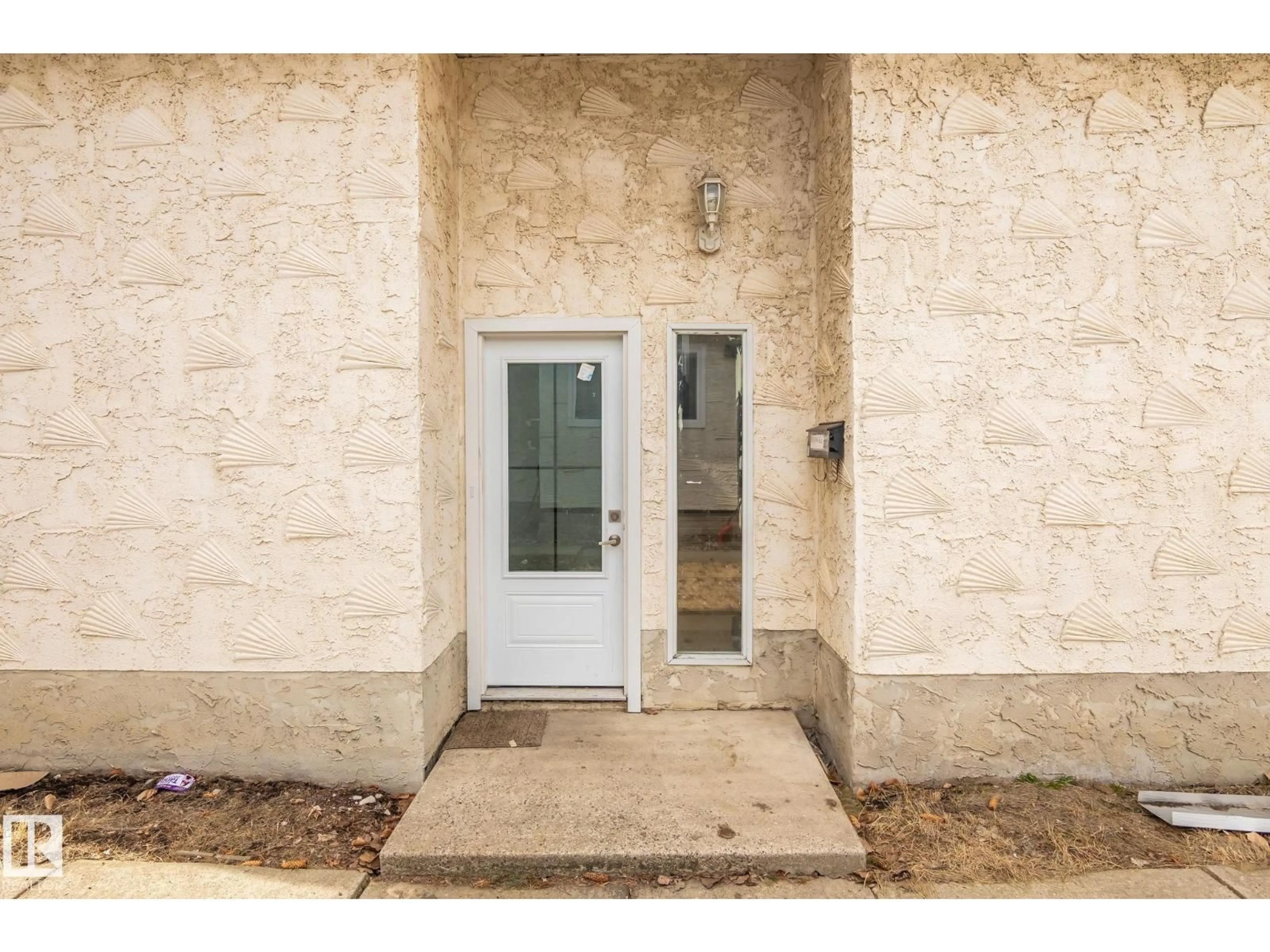 Indoor entryway for 1566 LAKEWOOD ROAD, Edmonton Alberta T6K2V9